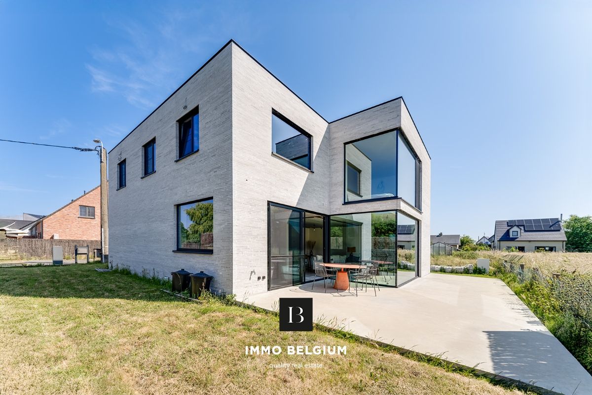 Nieuwbouwvilla onder registratierecht met 4 slaapkamers foto {{pictureIndex}}