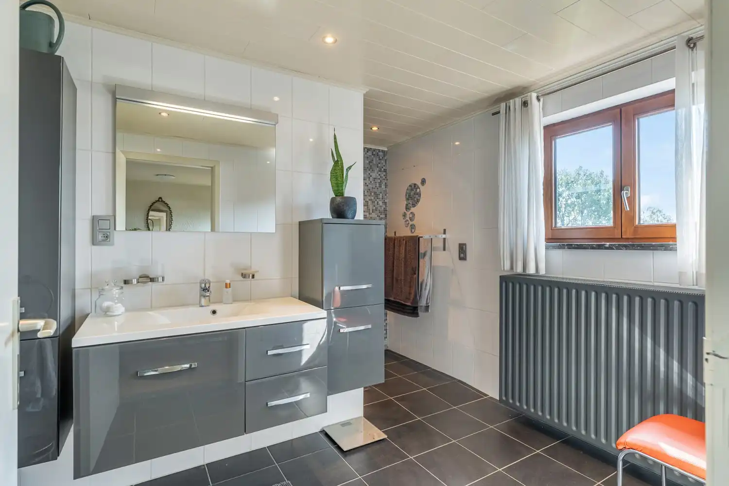 Degelijk onderhouden gezinswoning met 3 slaapkamers, volledig onderkelderd en mooie aangelegde tuin op een perceel van 5a96 ca! foto 19