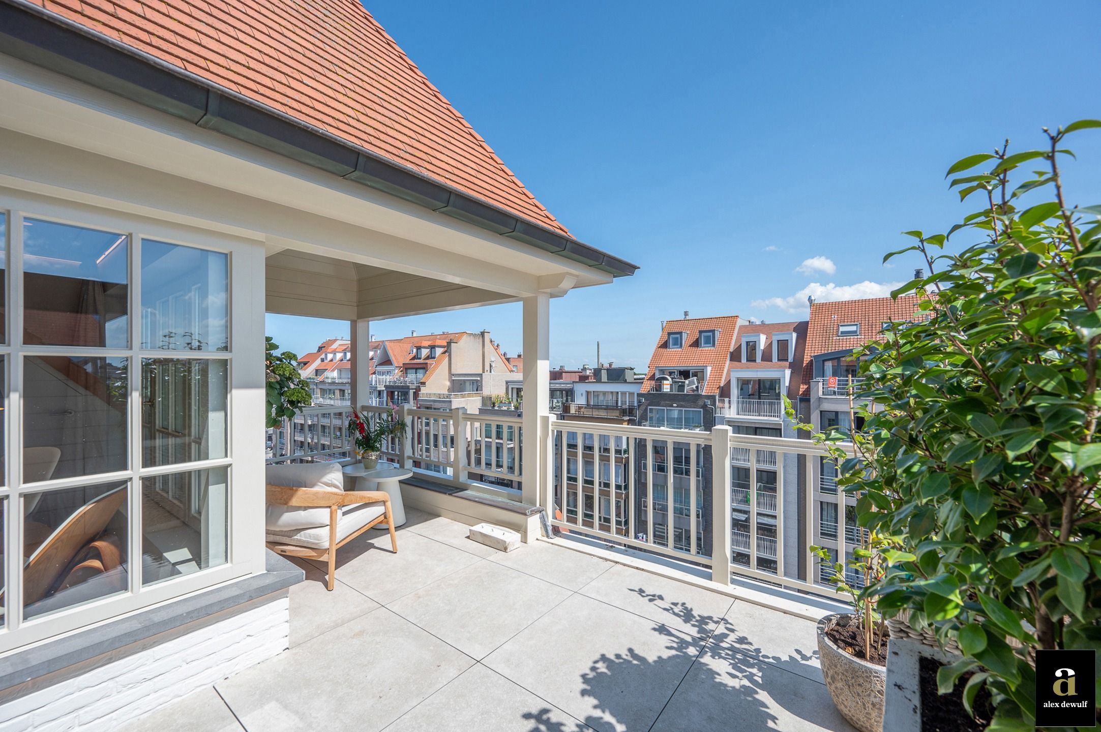 Uitzonderlijk Duplex Dakappartement met Zonneterrassen in het Hart van Knokke foto {{pictureIndex}}