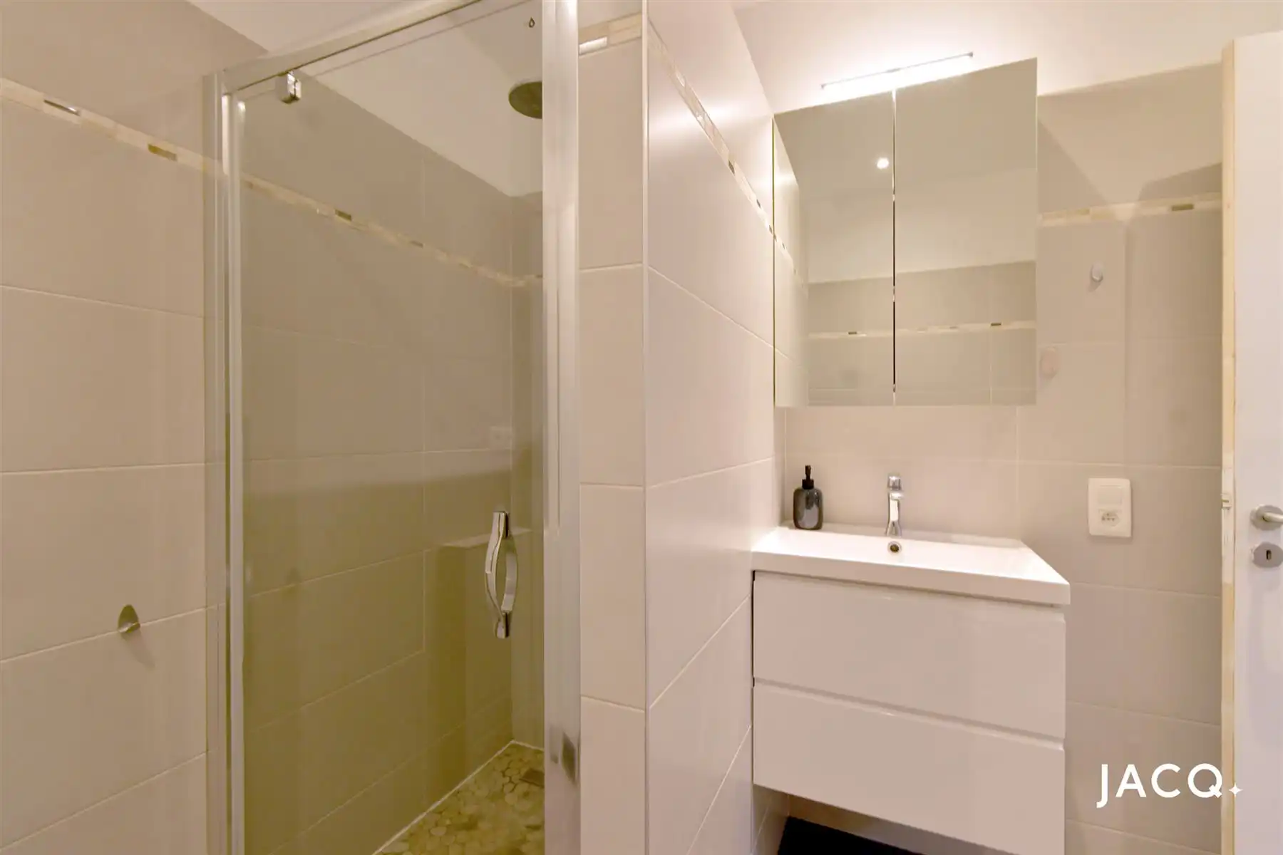 Sfeervol gelijkvloers appartement met zonnige tuin foto 13