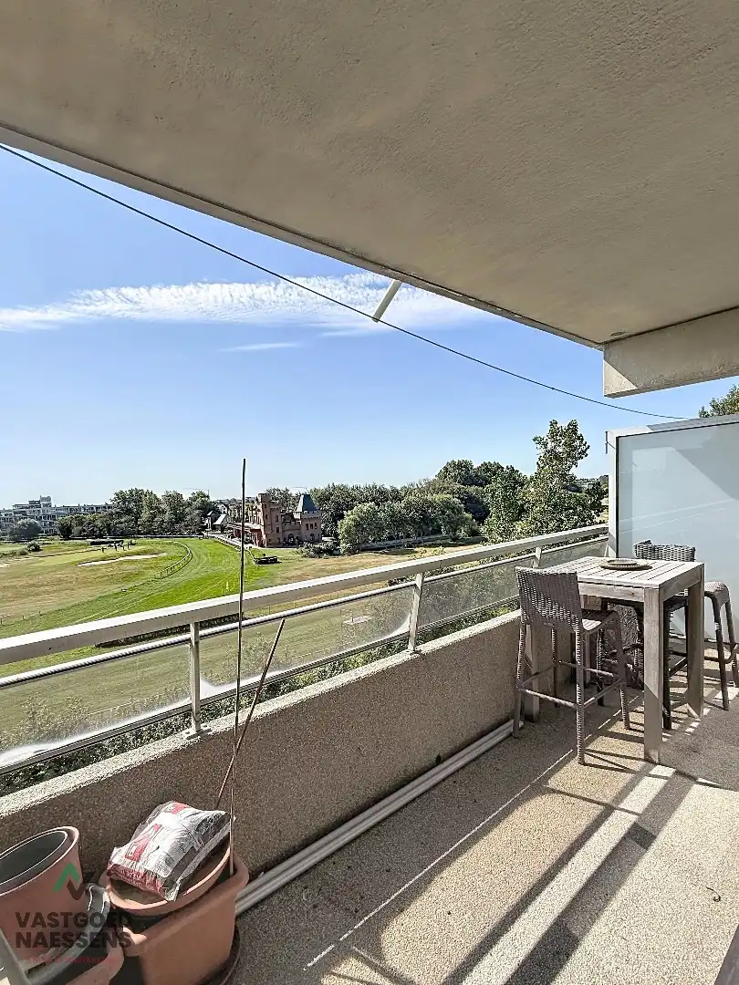 SCHITTEREND VERNIEUWD HOEKAPPARTEMENT – 2 SLPK – TERRASSEN – ZEEZICHT EN ZICHT OP GOLF foto 9