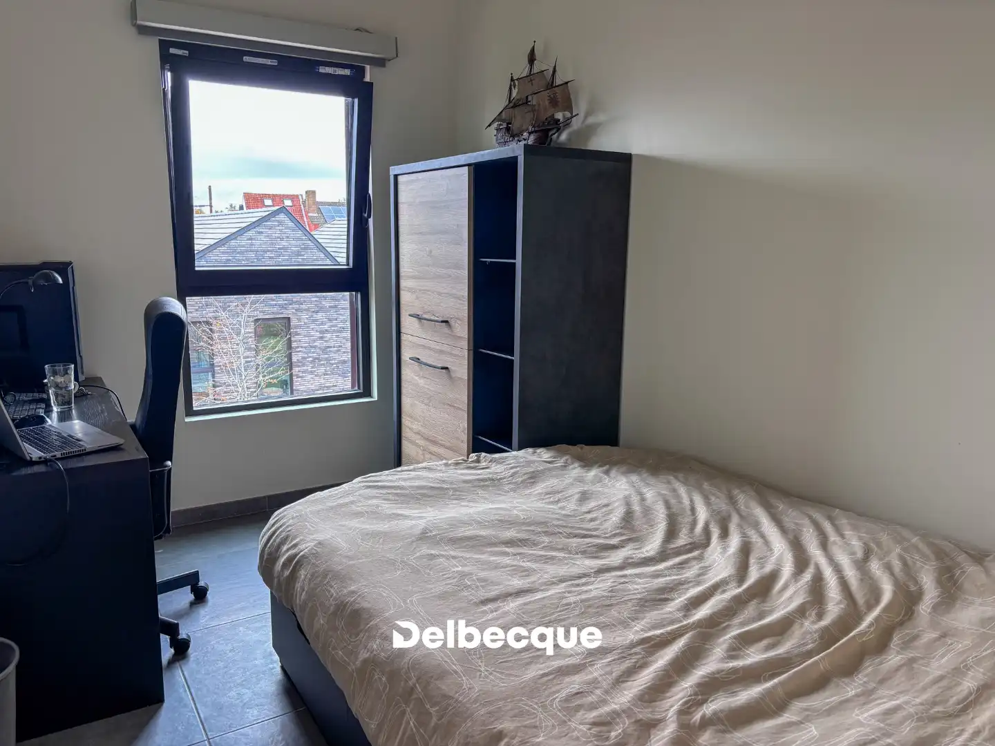 Lichtrijk dakappartement met 2 slaapkamers te Sint-Michiels. foto 9