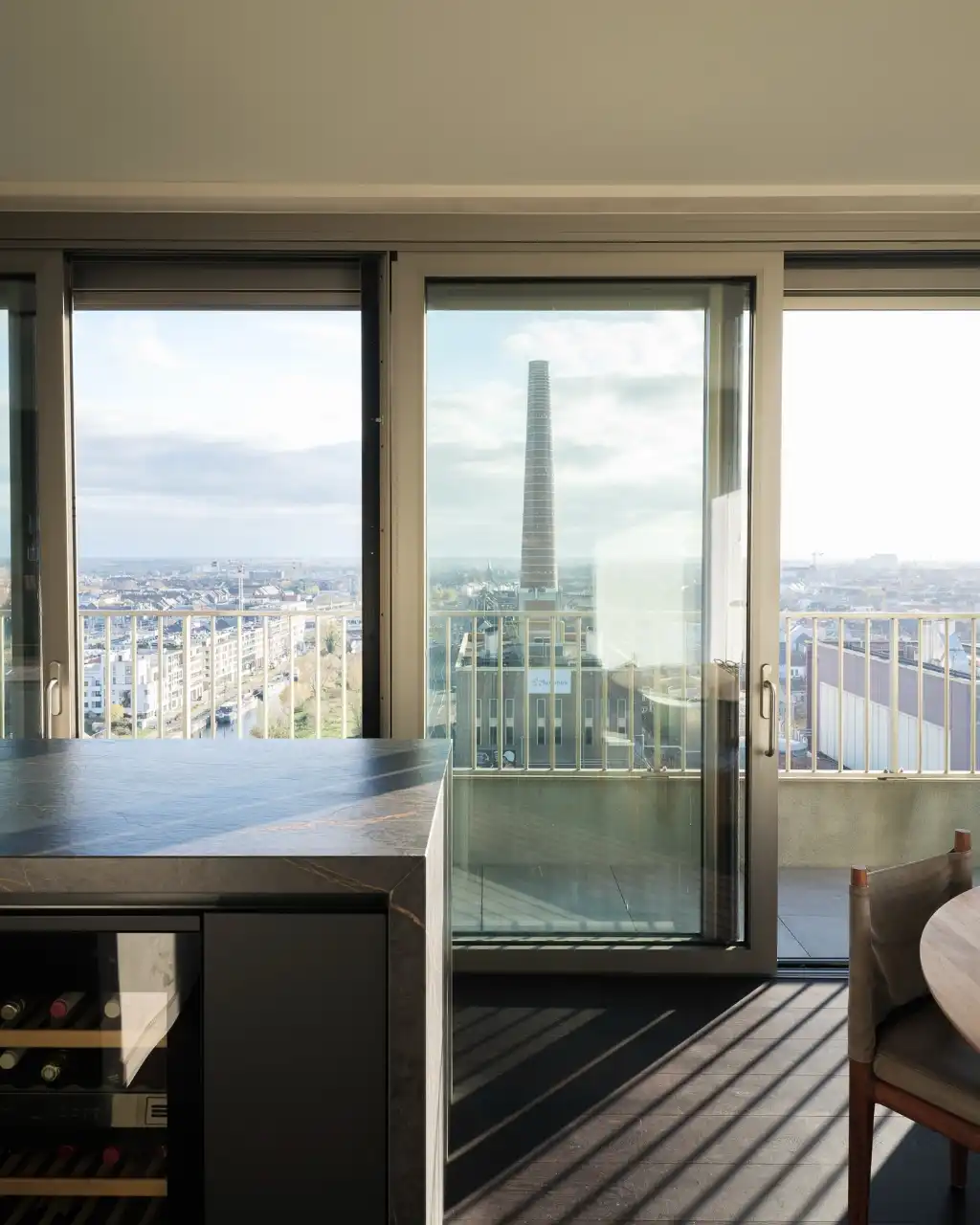 Luxe penthouse (bj. 2021) met twee kamers en een uitzonderlijk terras met panoramisch zicht over Gent en zijn torens. foto 6