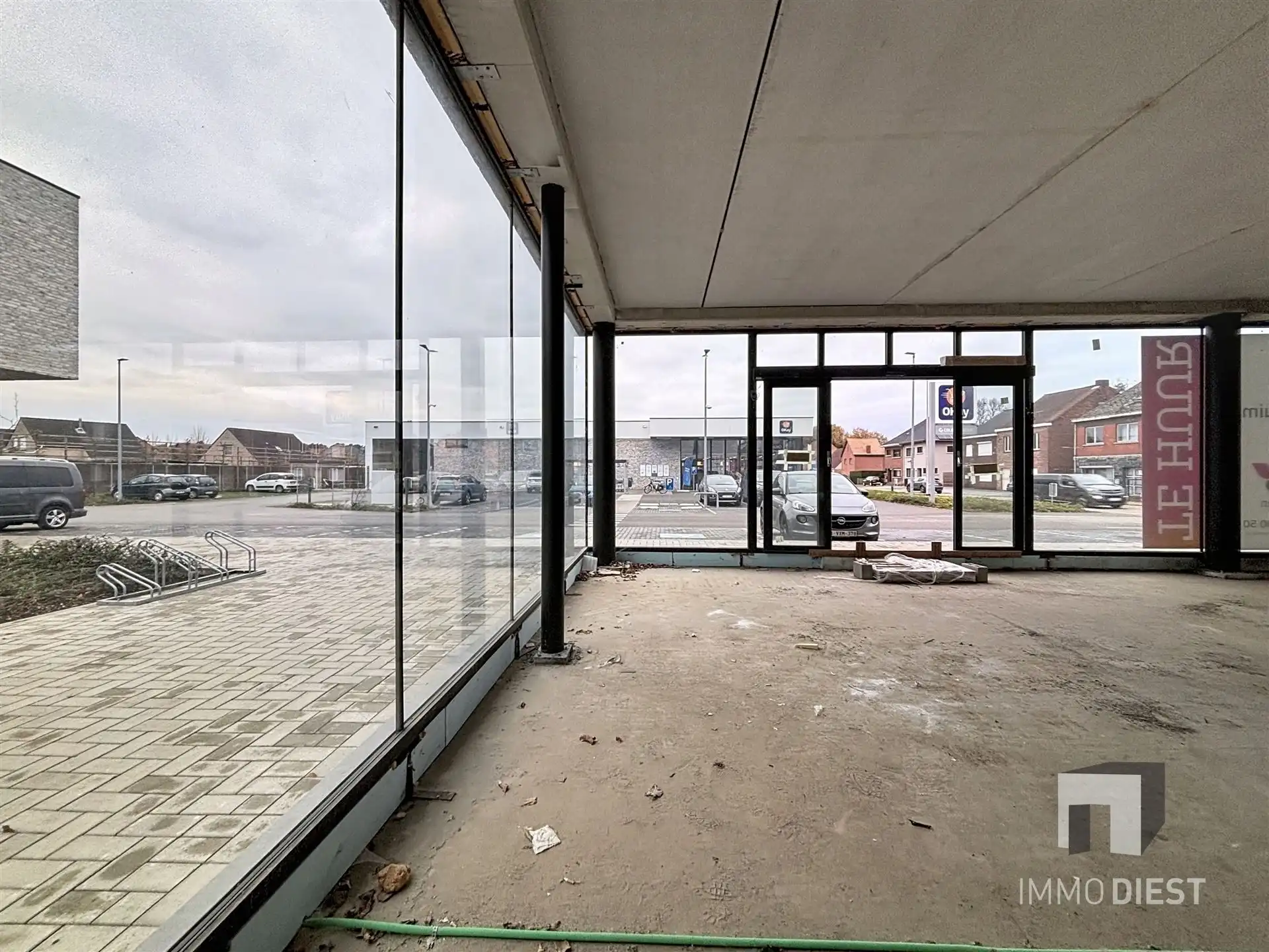 Commercieel Gebouw van 374m2 op toplocatie met parking! foto 19