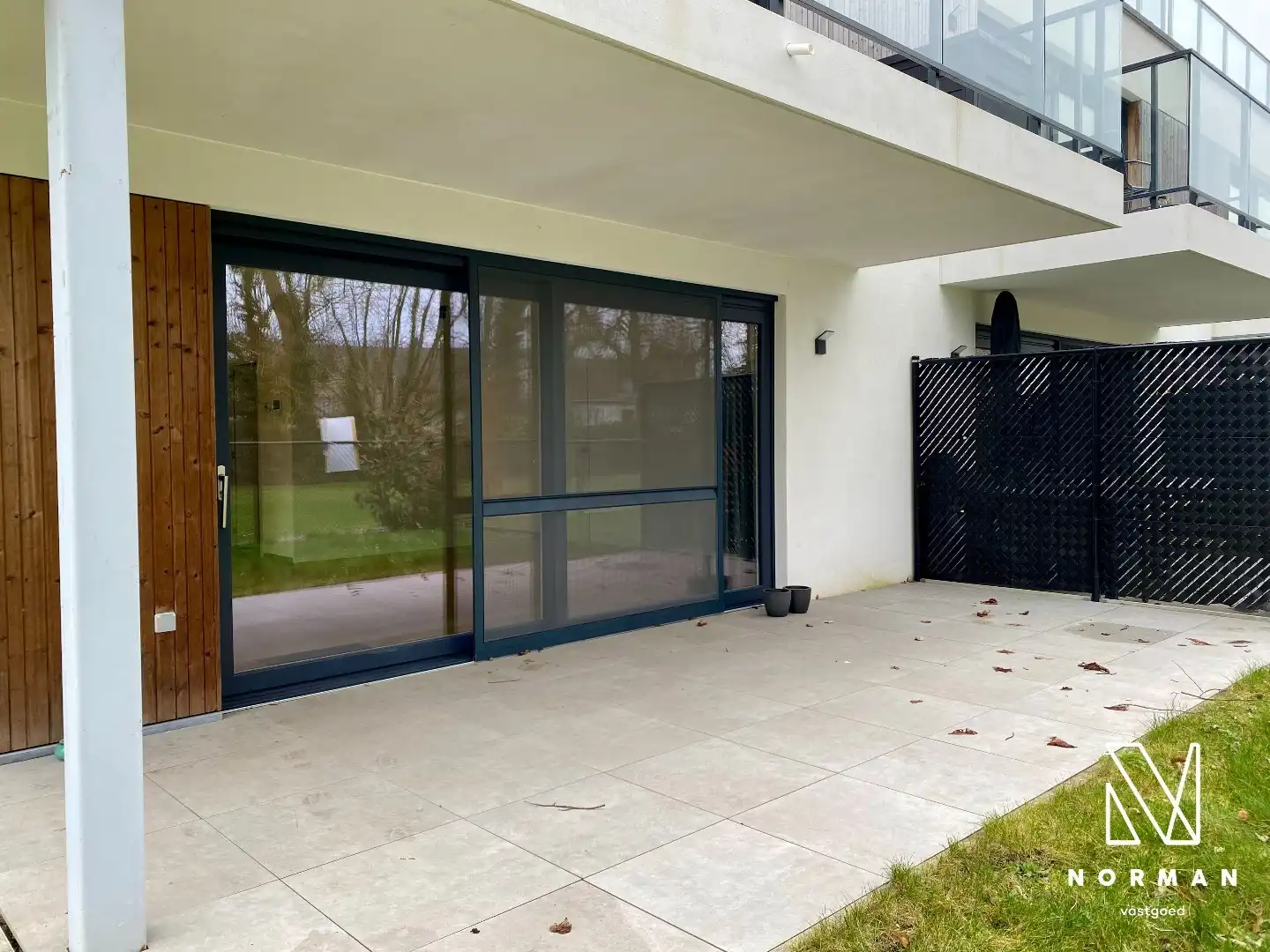 Gelijkvloers appartement in centrum Zwevegem met 2 slaapkamers en voor-en achtertuin foto 2