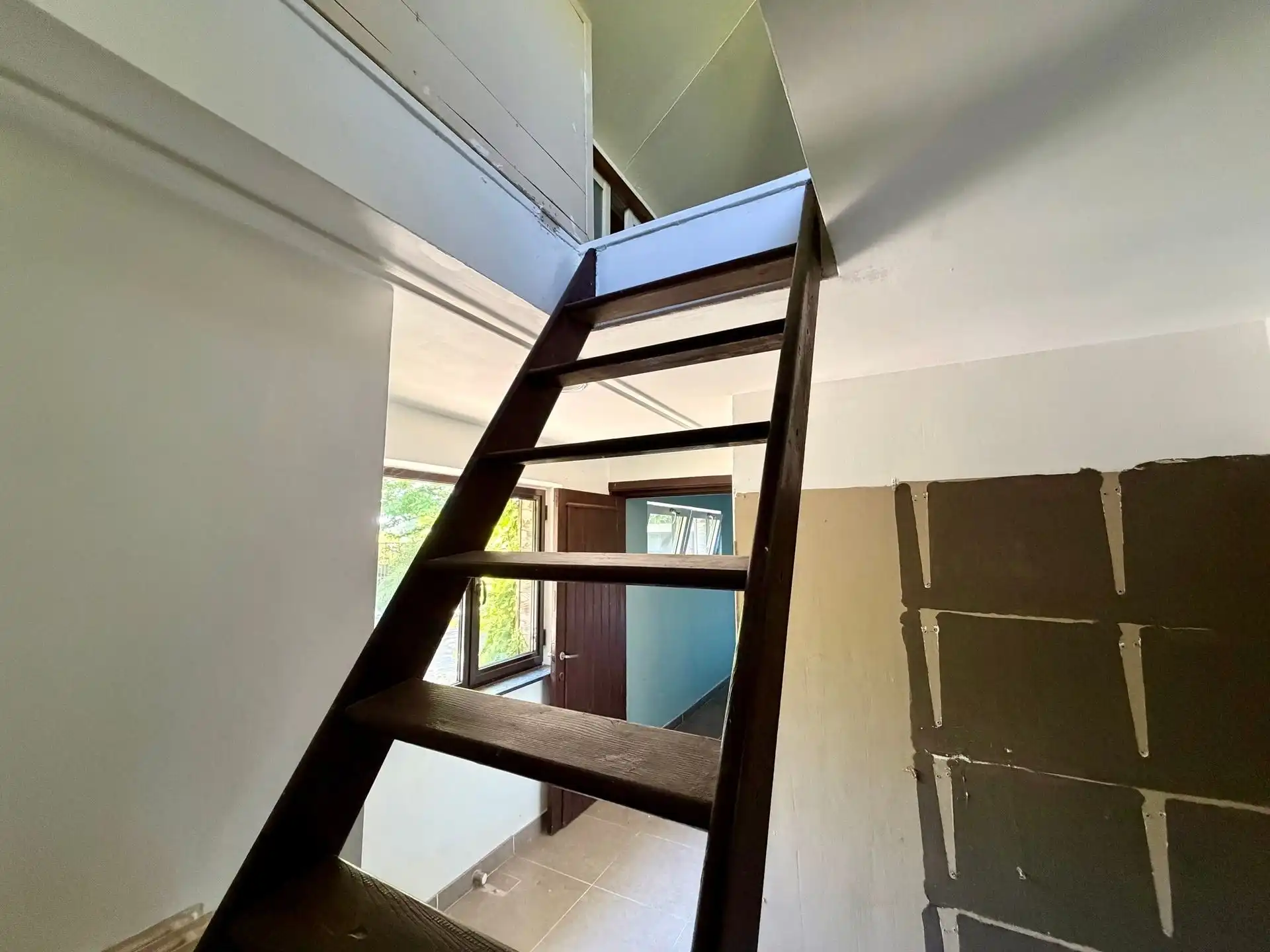 Vrijstaande woning op 25 are met uitzonderlijk renovatiepotentieel in het groen. foto 19