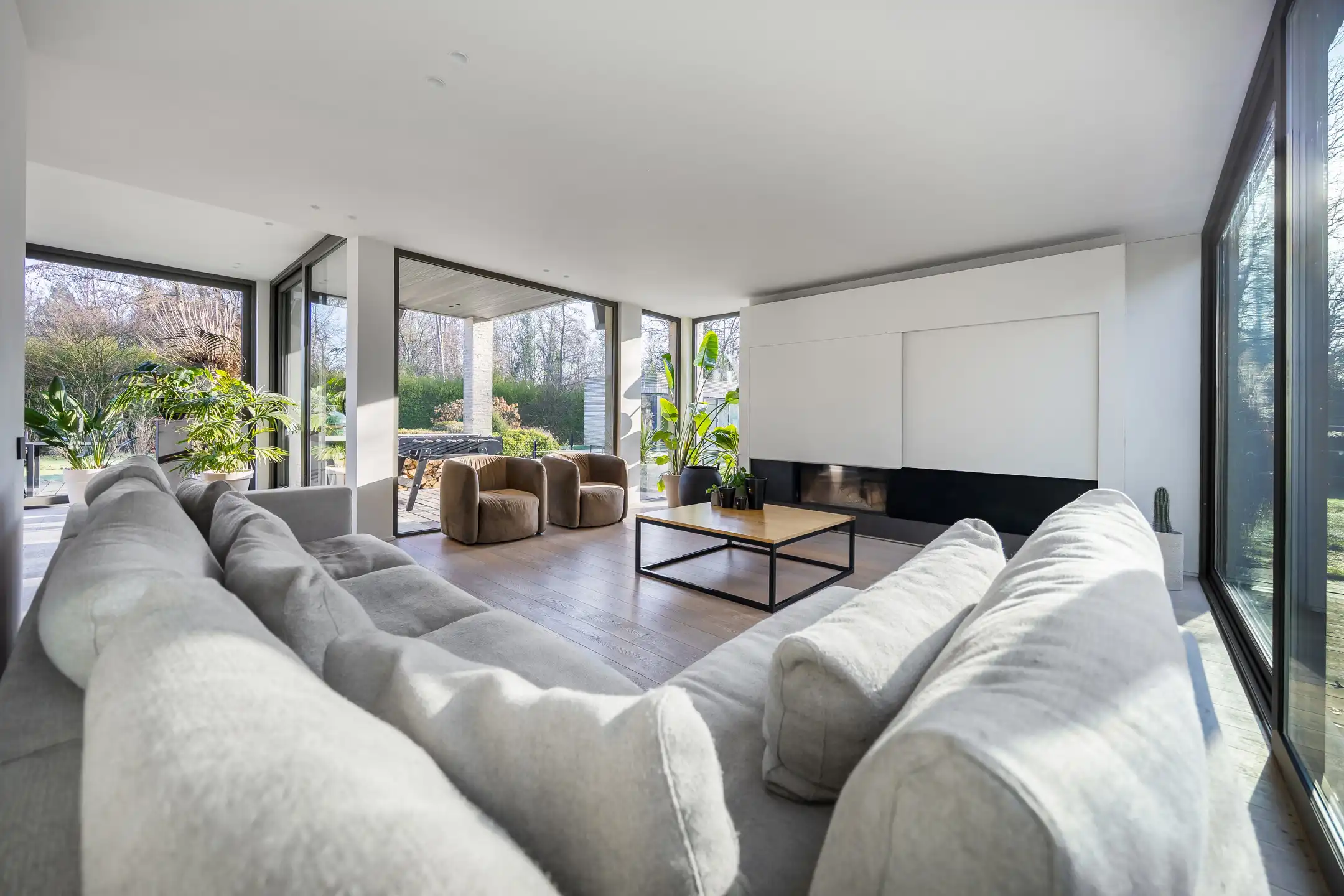 Luxueuze moderne villa met zwemvijver en prachtig poolhouse foto 9