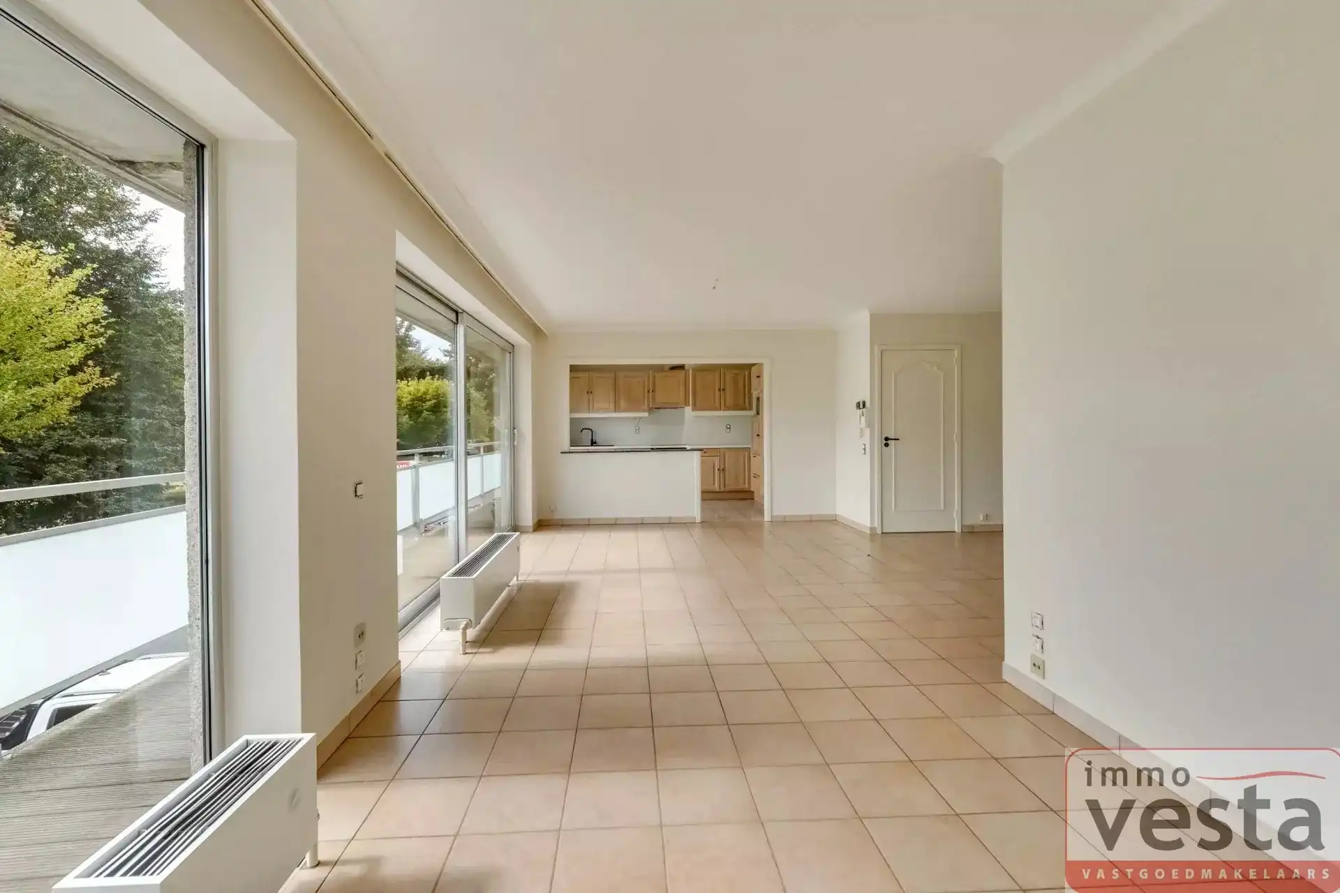 Opgeknapt appartement met 2 slaapkamers, autostaanplaats en berging foto 3