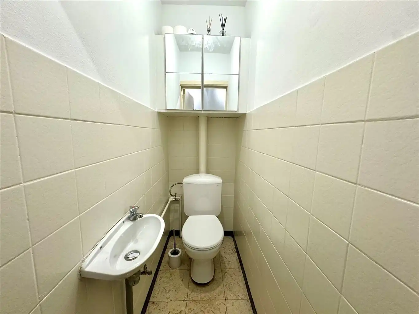 Ruim gelijkvloers appartement met 2 slaapkamers, tuin en garagebox. foto 9