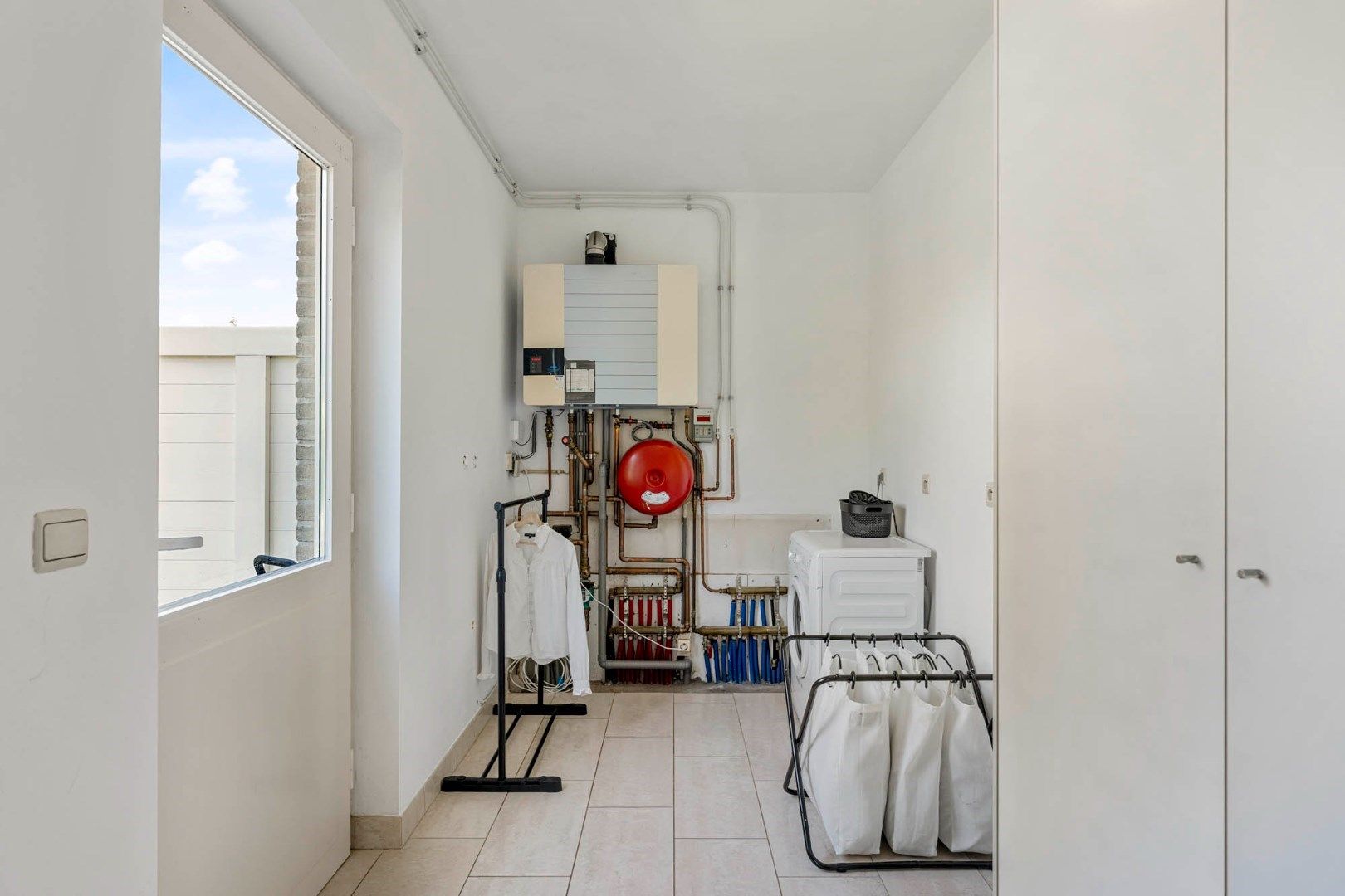 Ruime elegante villa met vrijstaande garage en tuin op 18a 99ca te Lanaken-Smeermaas foto 12