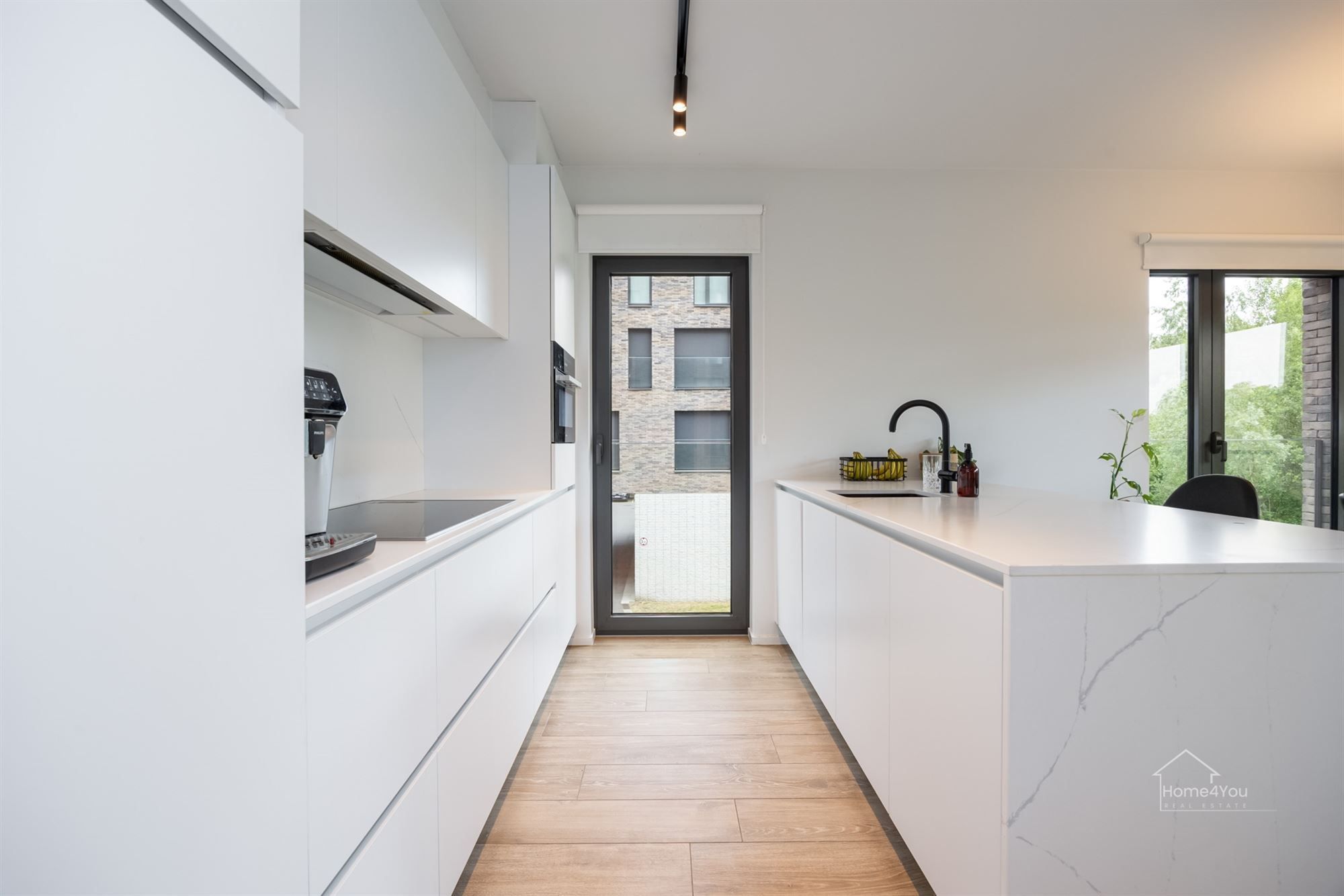 Hoogwaardig kwalitatief afgewerkt appartement met ruim terras en auto staanplaats foto 6