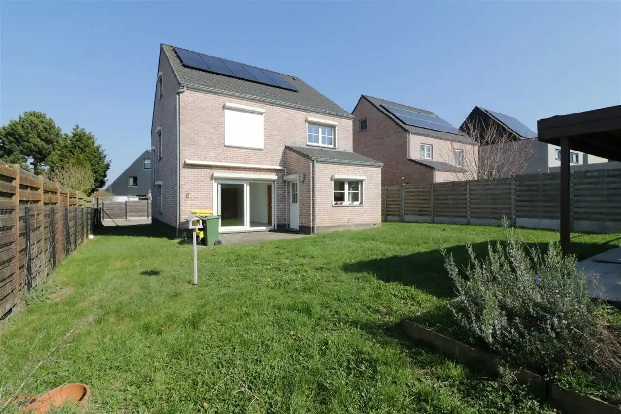 Recente woning met drie slaapkamers en garage op rustige locatie foto 2