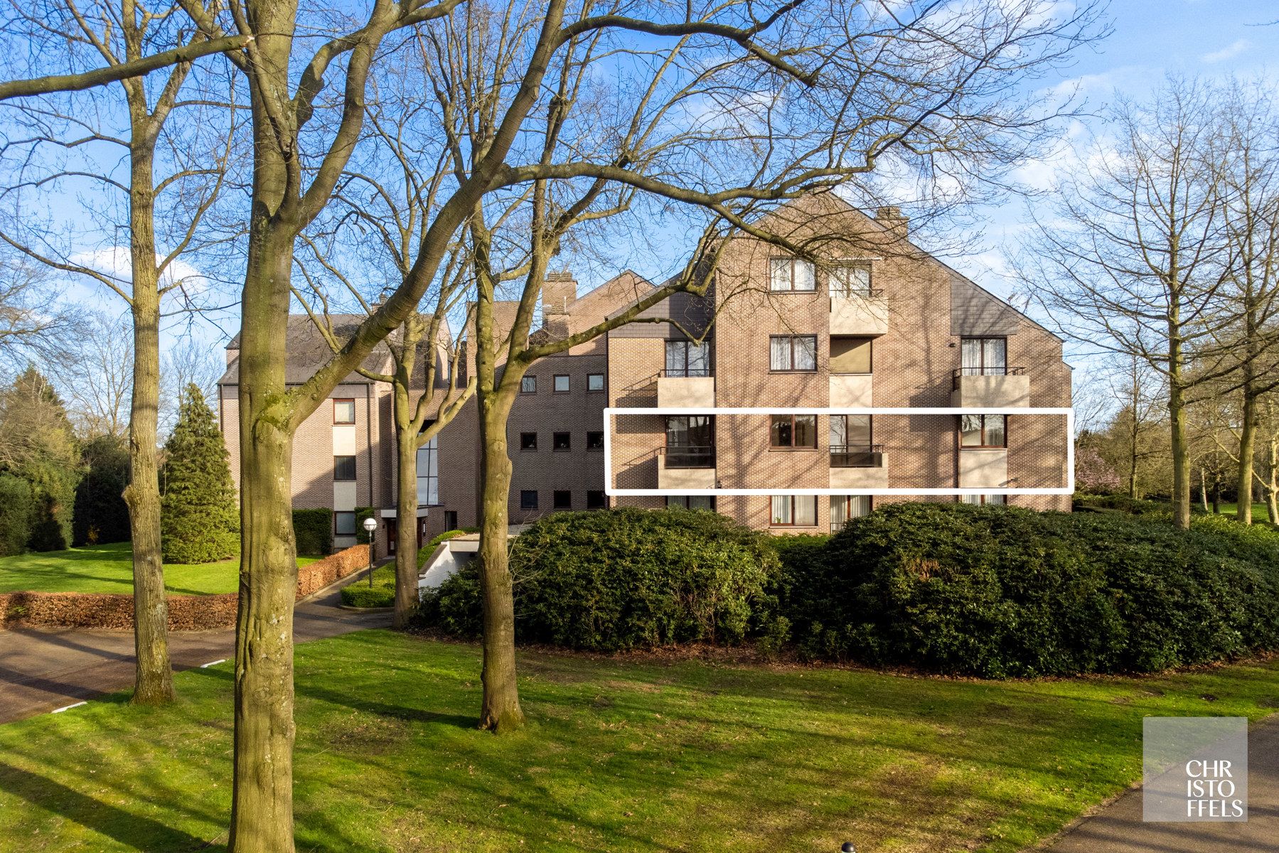 Villa-appartement (273m²) met renovatiepotentieel in een groene omgeving in Lanaken! foto 19