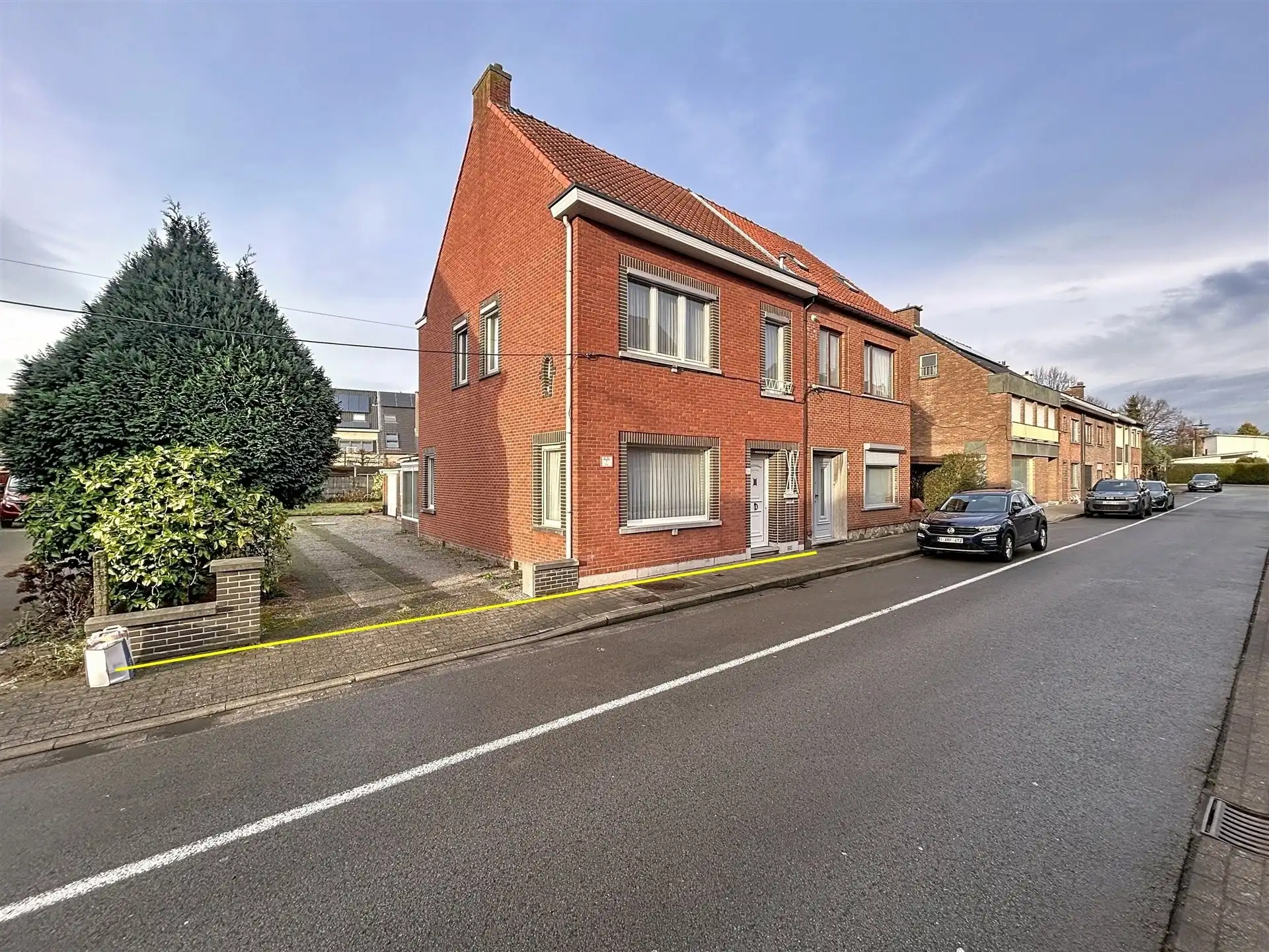 Hoofdfoto van de publicatie: Ruime halfopen bebouwing met garage op perceel van 420m²