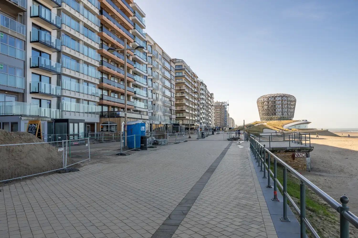 Luxe appartement op de zeedijk met panoramisch zeezicht en zuidgericht terras foto 2