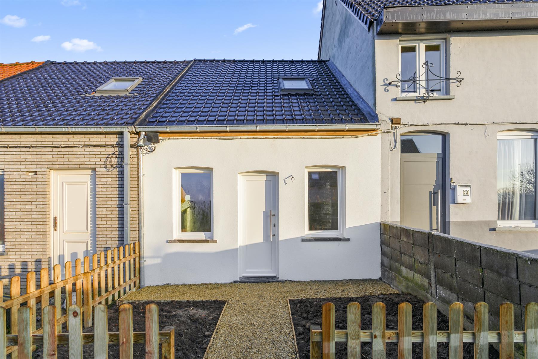 Totaal gerenoveerde woning met koer en voortuin. foto 2