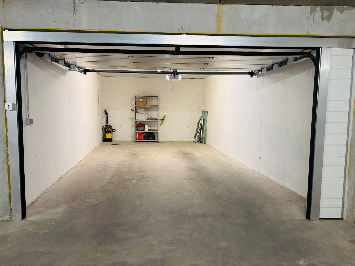 Grote garagebox met sectionale poort in mooie residentie op topligging foto 2