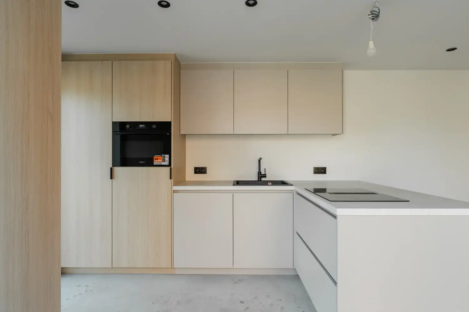 Ruime halfopen woning met 4 slaapkamers, ideaal gelegen aan de Steenweg op Kleine Brogel in Kaulille! foto 9