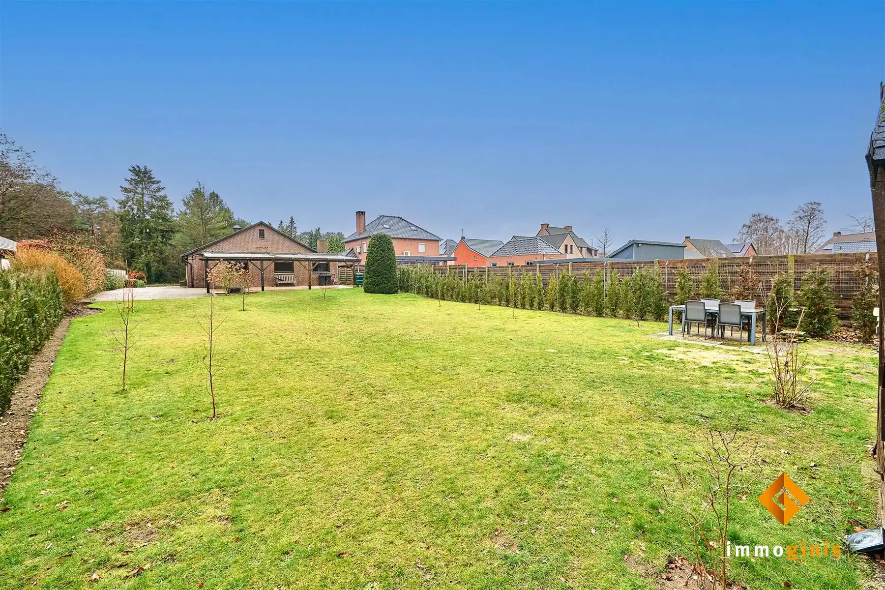 Verrassend ruime, gelijkvloerse woning met 3 slaapkamers en inpandige garage op een mooi perceel van 12a55ca!  foto 23