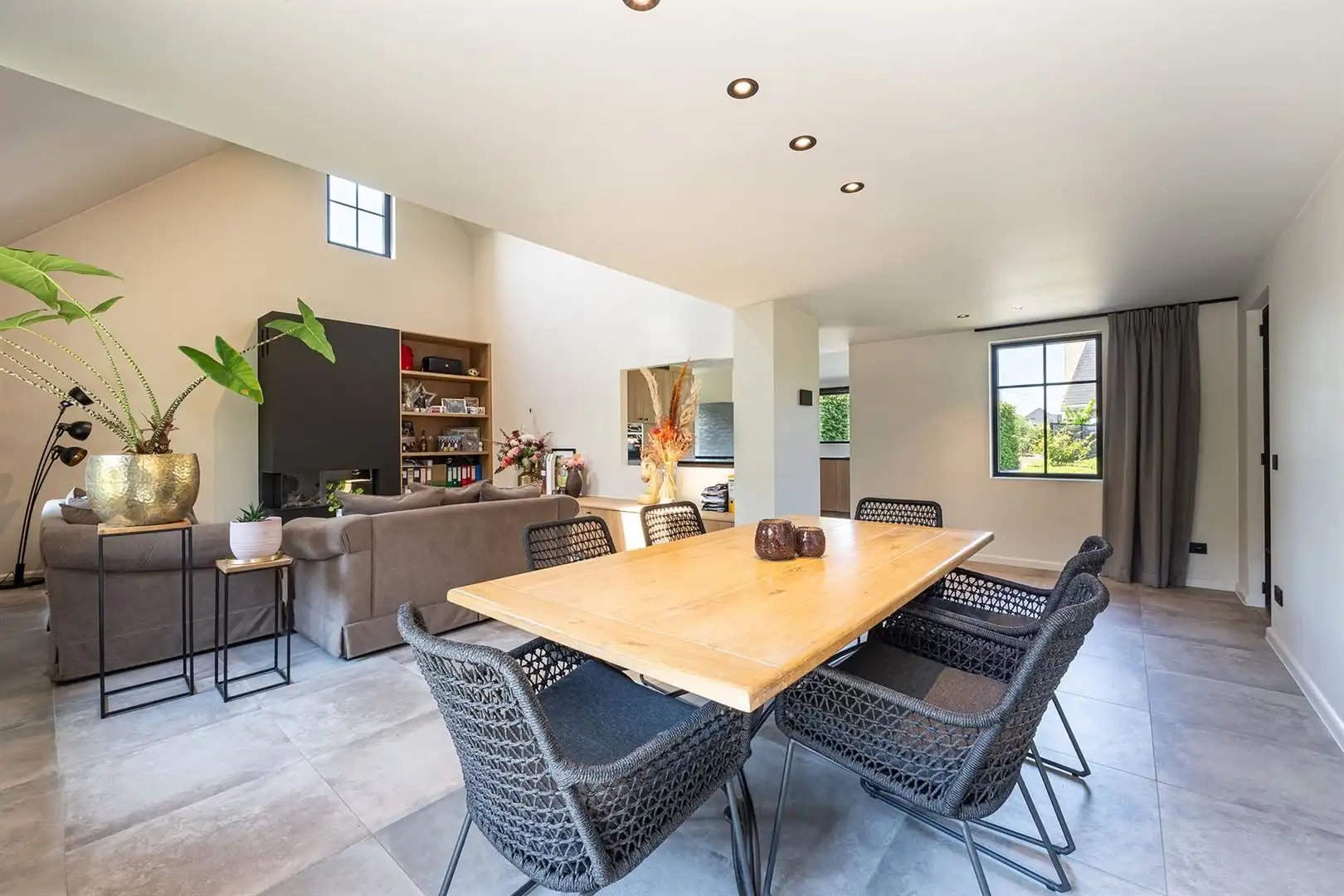 Stijlvol gerenoveerd wonen met prachtige zwemvijver foto 5