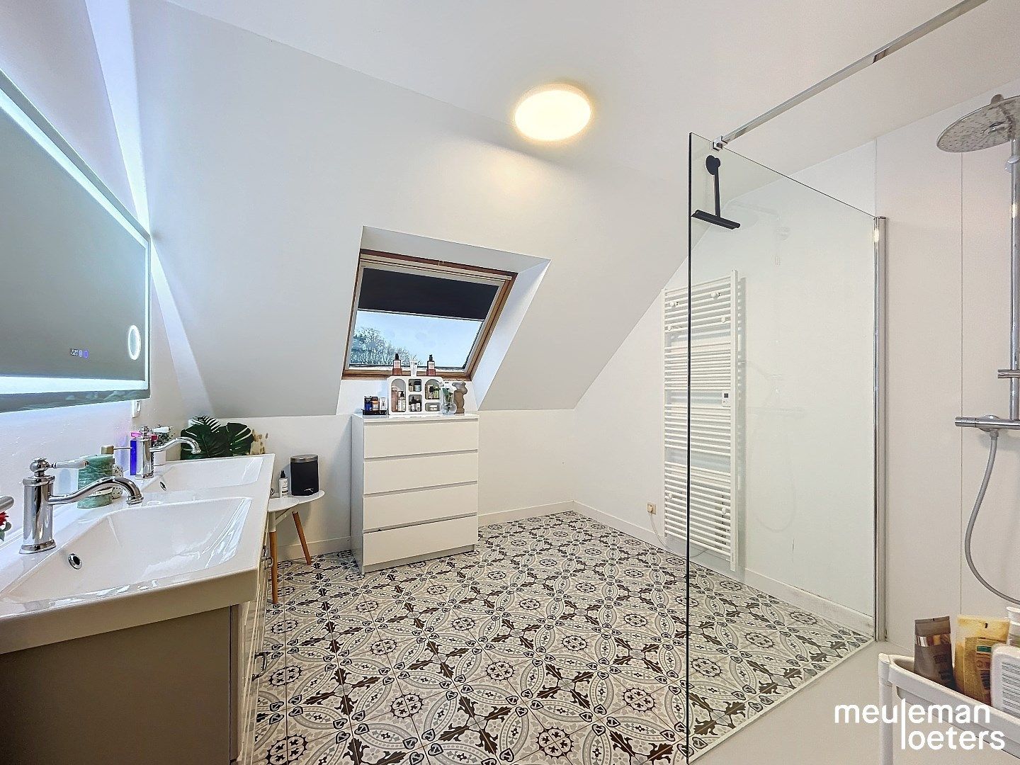 Ruim en lichtrijk appartement  met drie slaapkamers foto 14