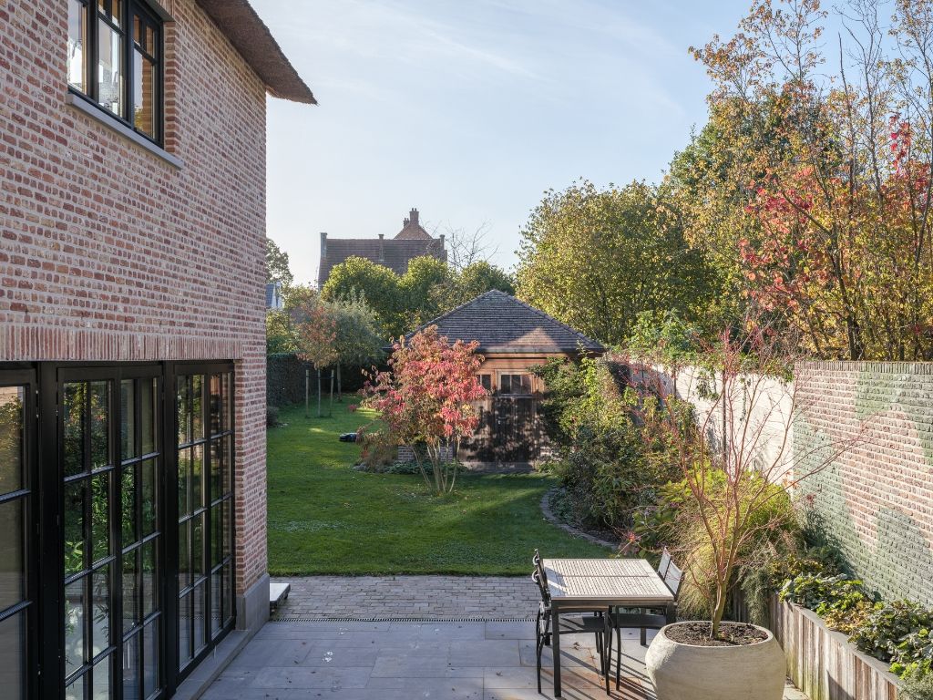 Hoogwaardig gerenoveerde halfopen bebouwing, voorzien van alle luxe, 5 slaapkamers, goed georiënteerde tuin, binnenzwembad en wellness. foto 11