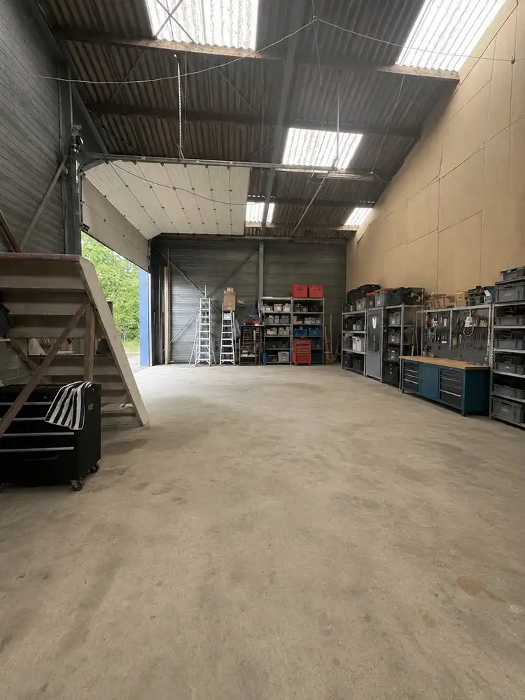 Ruime bedrijfsloods met twee sectionaalpoorten op toplocatie in Lanaken foto 2