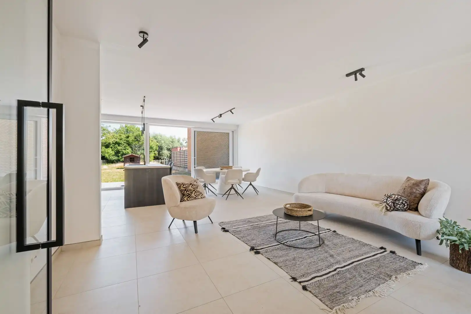 BEZOEKMOMENT OP 06/09 - Kwalitatief afgewerkte lichtrijke en ruime nieuwbouw woning met tuin en 3 volwaardige slaapkamers foto 3