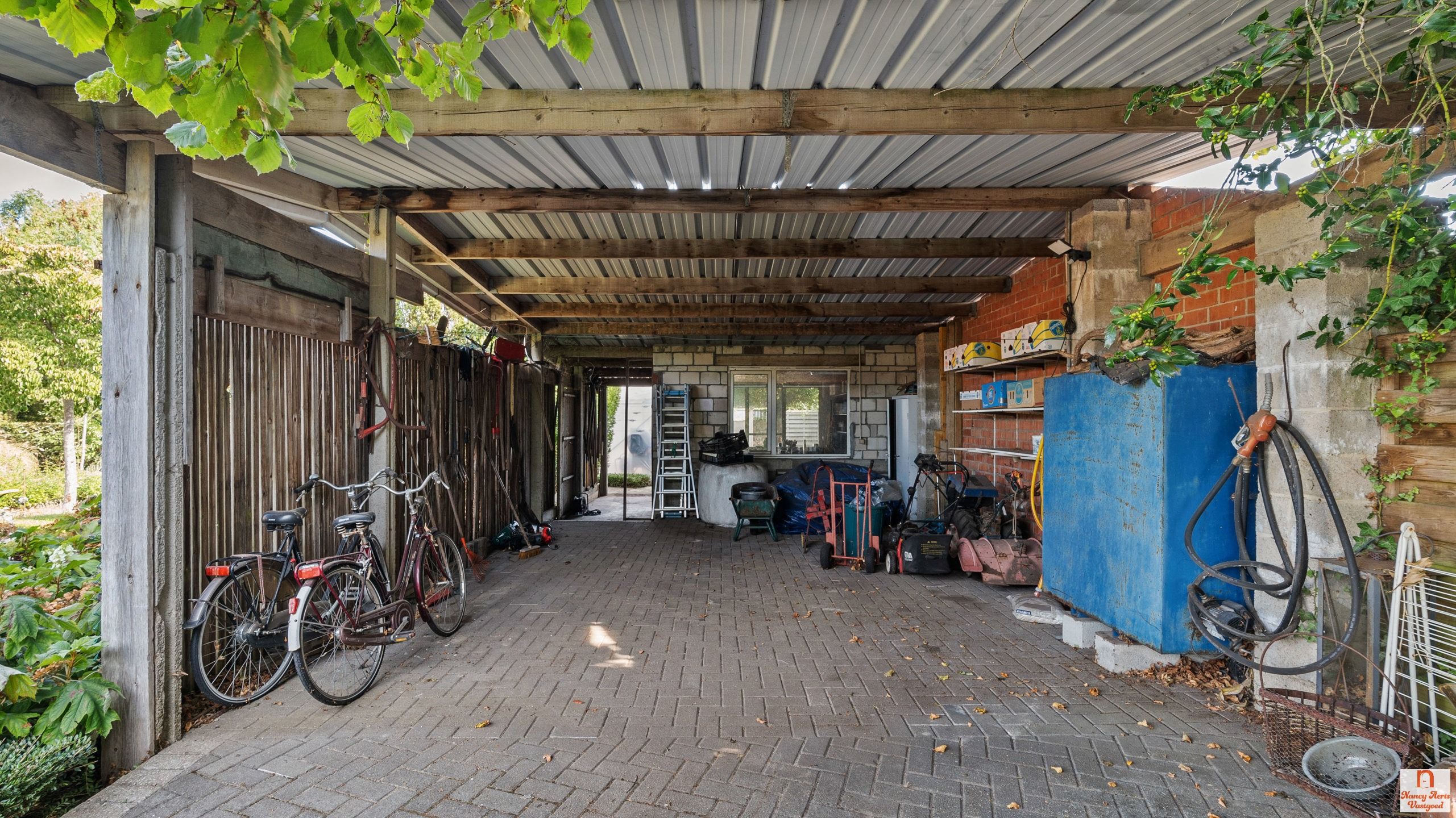 Instapklare woning met uitzonderlijk grote tuin met vijver foto 42