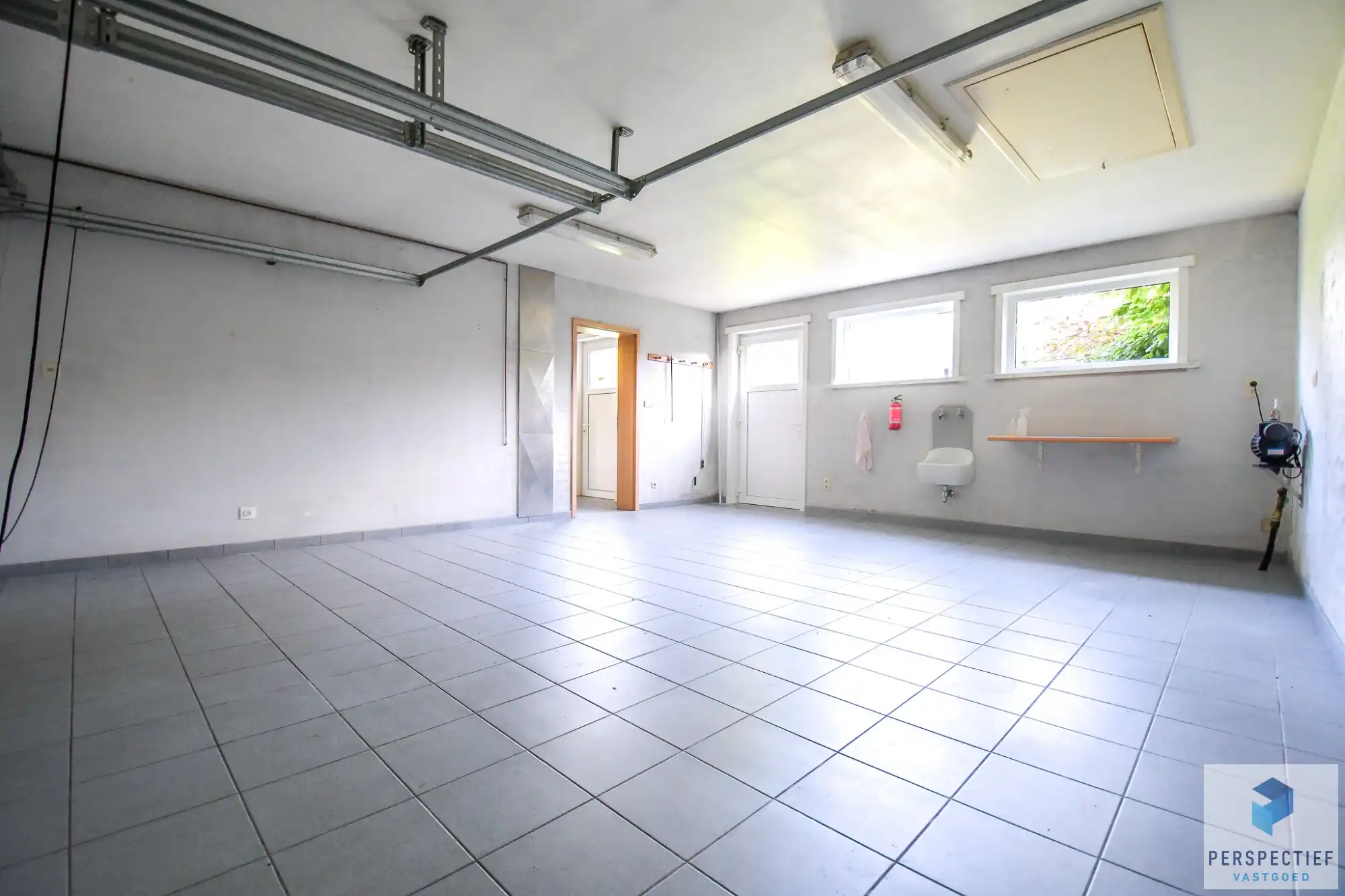 Instapklare GROTE (227m²) halfopen bebouwing (BJ 2001) met 4 slpks, dubbele garage & tuin foto 10
