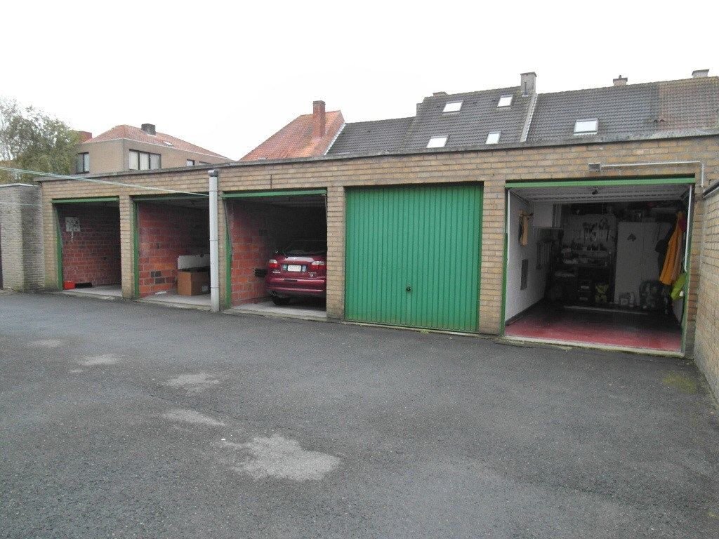 Garagebox op rustige doch centrale ligging in het centrum  foto {{pictureIndex}}