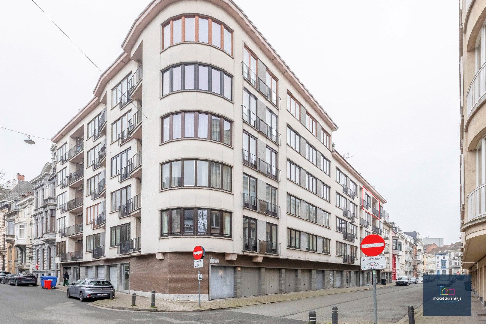 Nabij Gent Sint-Pieters ; Ruim appartement met 2 slp. garage en kelder  foto {{pictureIndex}}