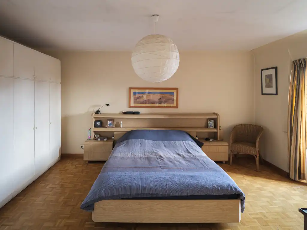 Ruim en stijlvol duplexappartement (bew. opp. ±154 m²) met 3 slaapkamers, gelegen in de standingvolle residentie ‘Versailles’, op slechts 10 minuten van het centrum van Gent. foto 12