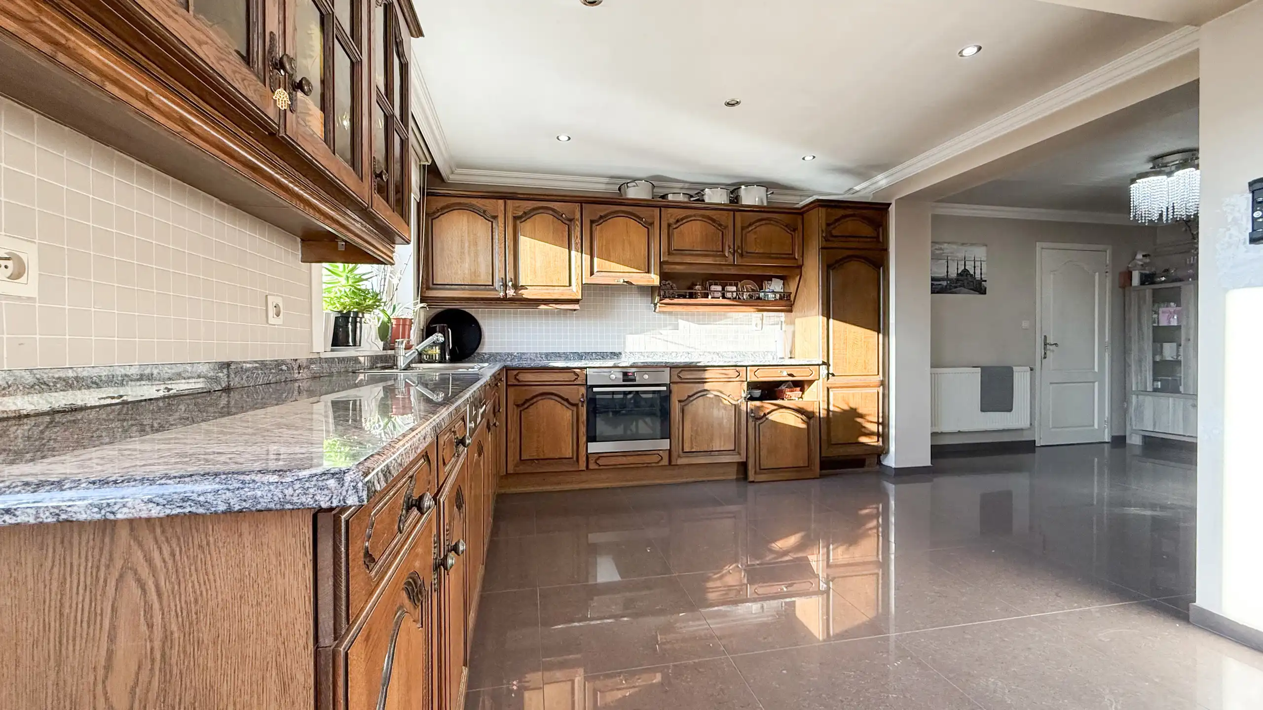 Moderne en gezellige woning met 5 slpkmrs en zonnepanelen! foto 13