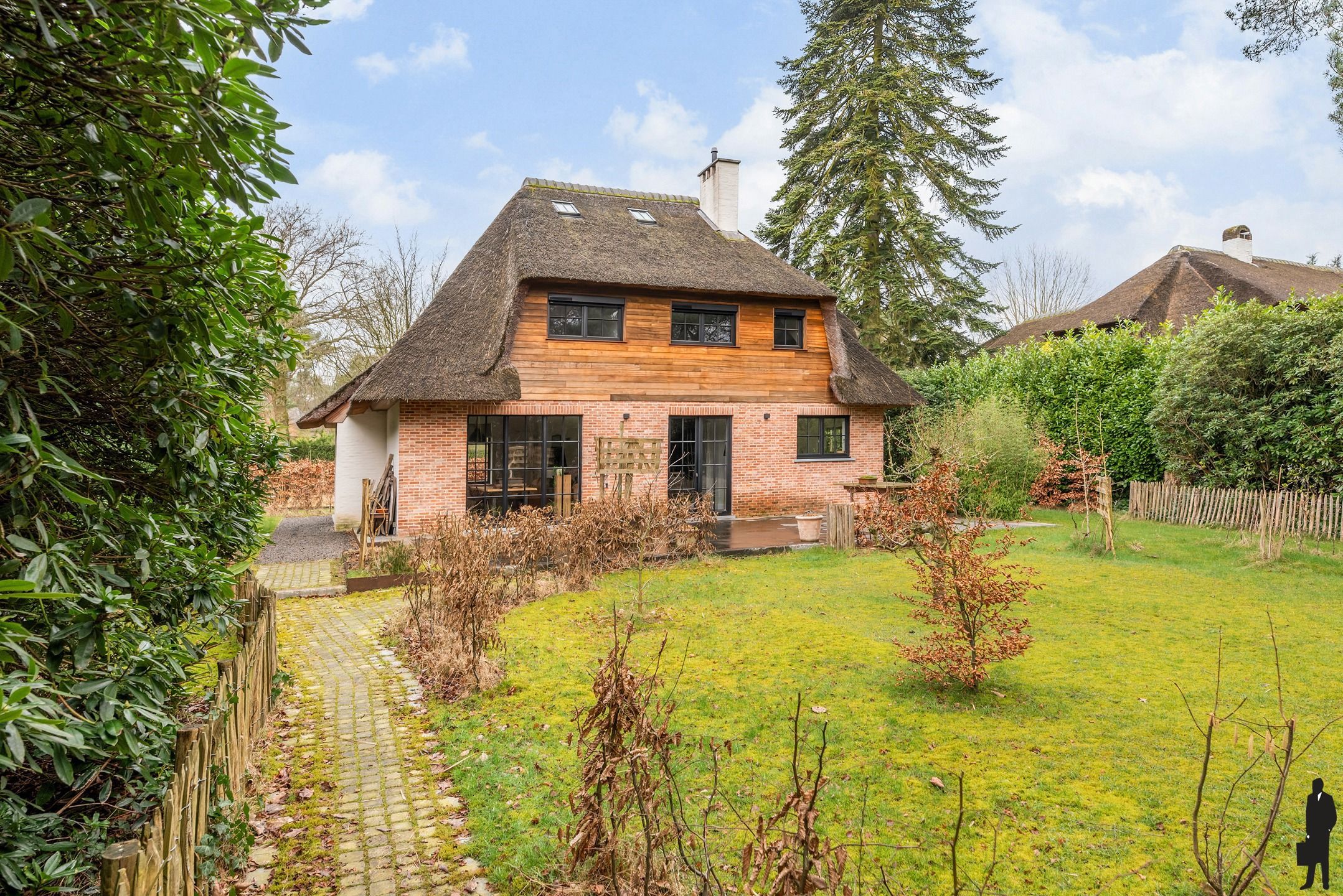 Charmante rietgedekte villa in Brasschaat: instapklaar met moderne afwerkingen en prachtige tuin!   foto 18