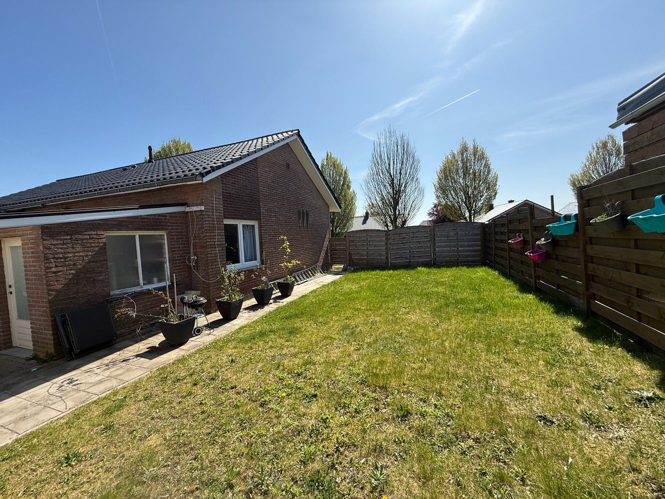 Instapklare woning met 3 slaapkamers en een gezellige tuin op toplocatie in Hoeselt te huur! foto 16