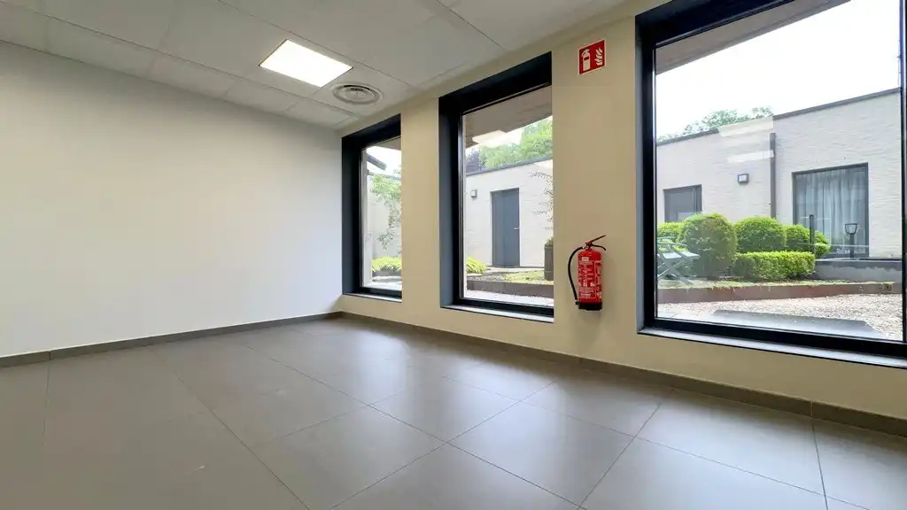 Commercieel gelijkvloers kantoor te huur nabij het station Wetteren foto 8