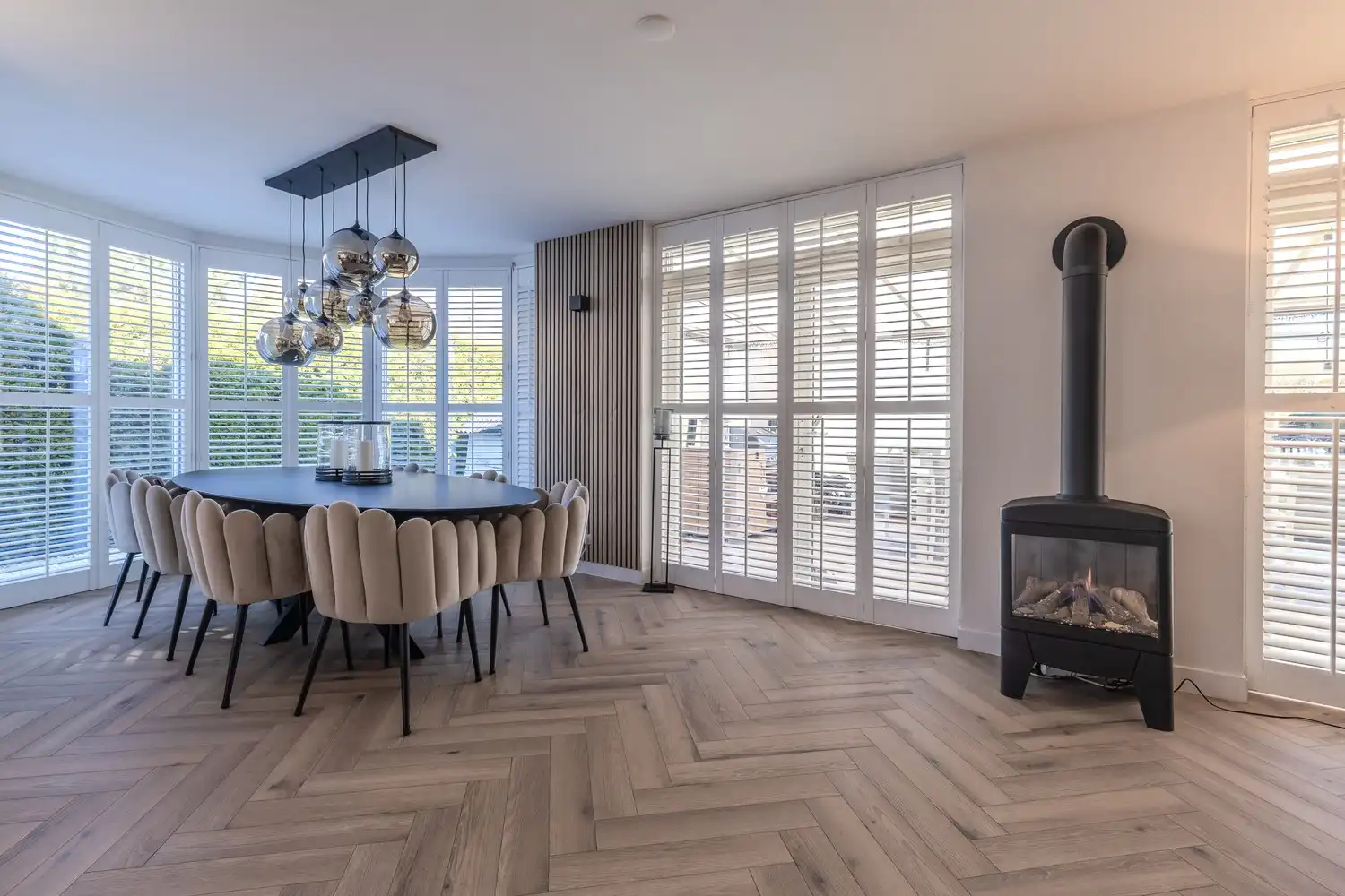 Stijlvolle, instapklare woning met vier slaapkamers, twee badkamers en verwarmd zwembad te koop in Lanaken foto 11