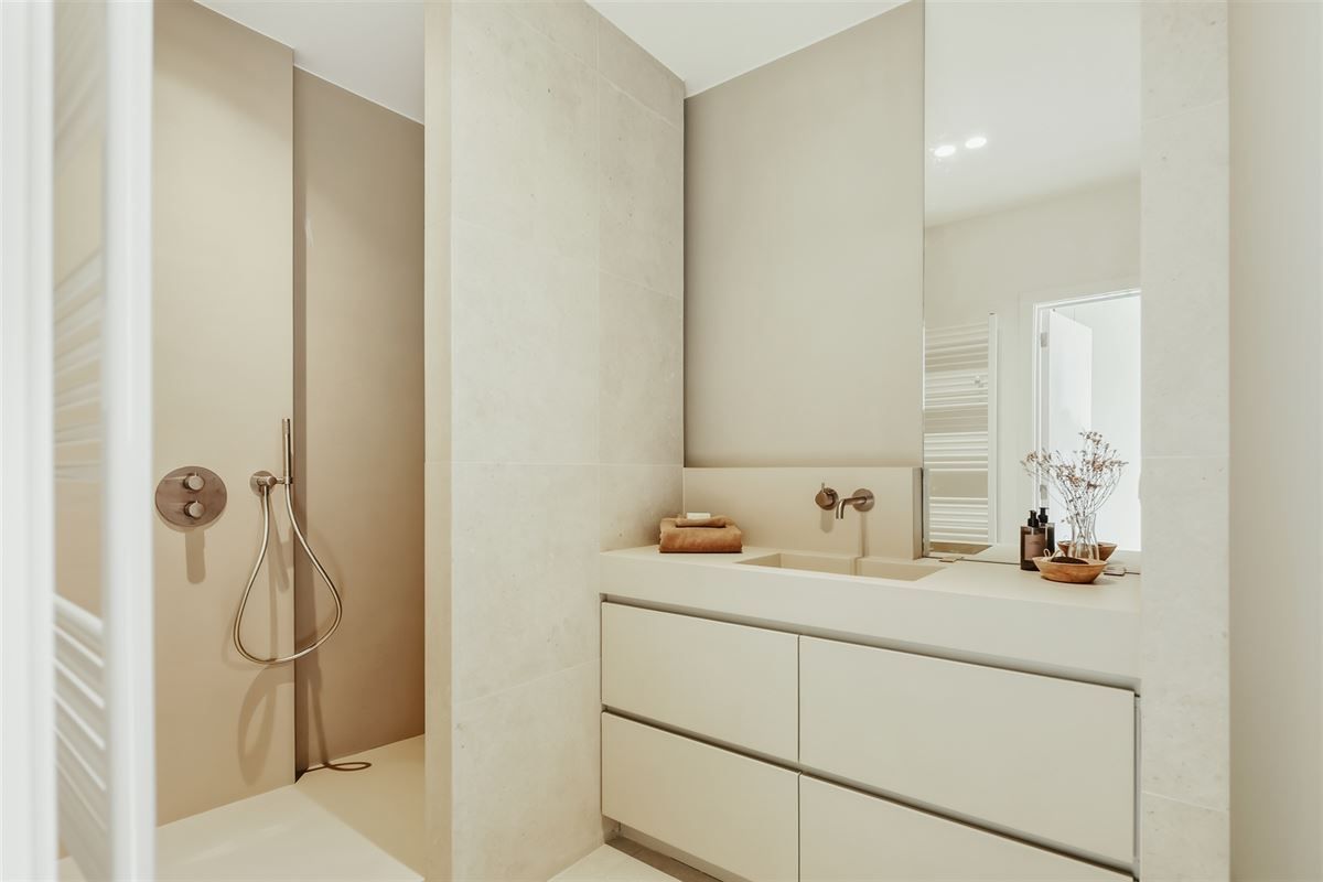 Luxueus gerenoveerd gelijkvloers appartement met 40m² terras foto 17