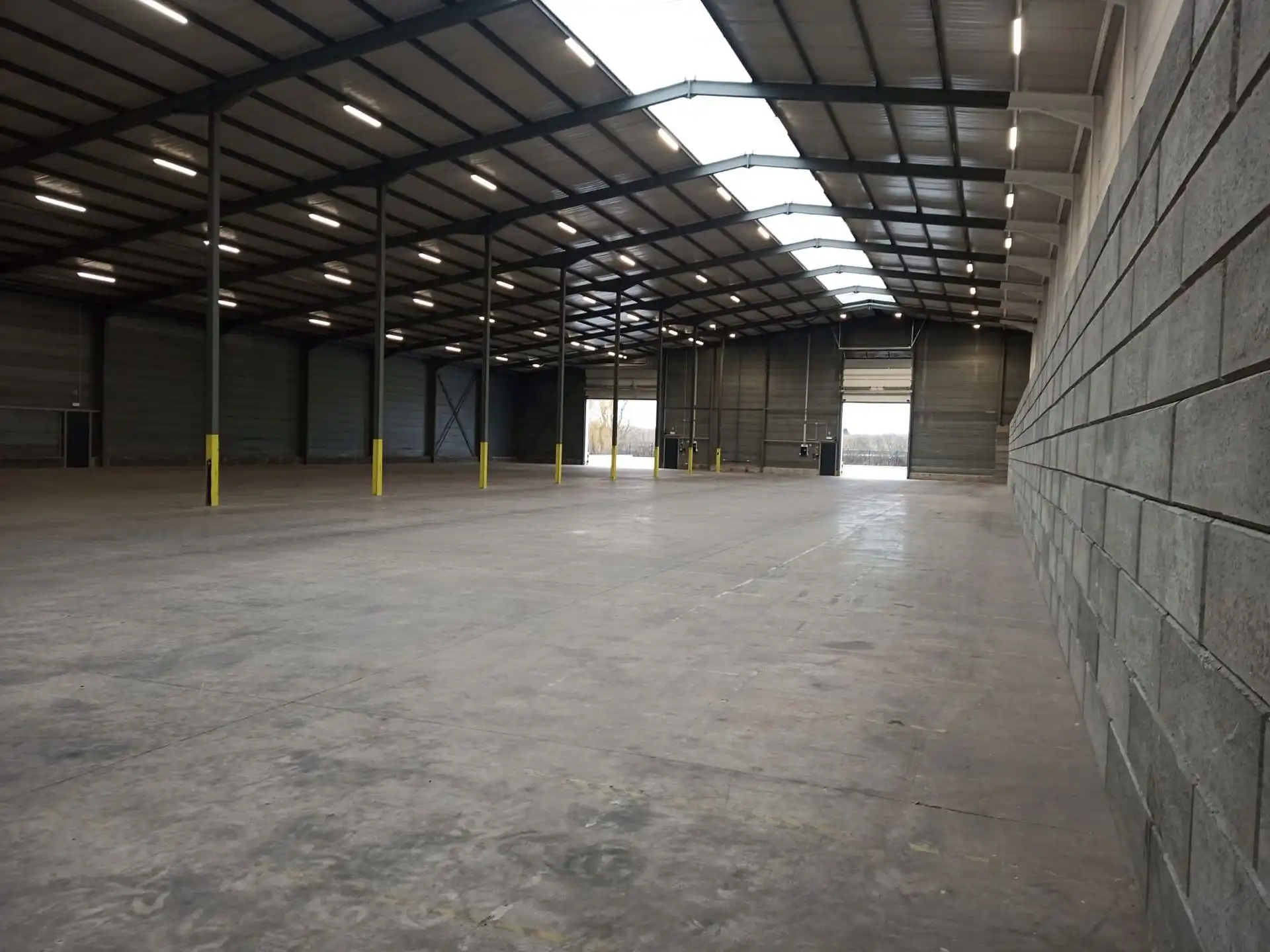 TE HUUR: bedrijfsgebouw van 2.322m² in Tienen foto 3