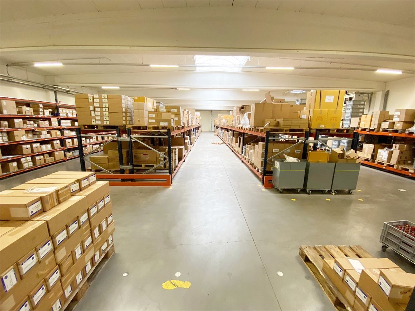 MODERNE MAGAZIJNEN MET KANTOOR EN PRIVEPARKING NABIJ E40 foto 10