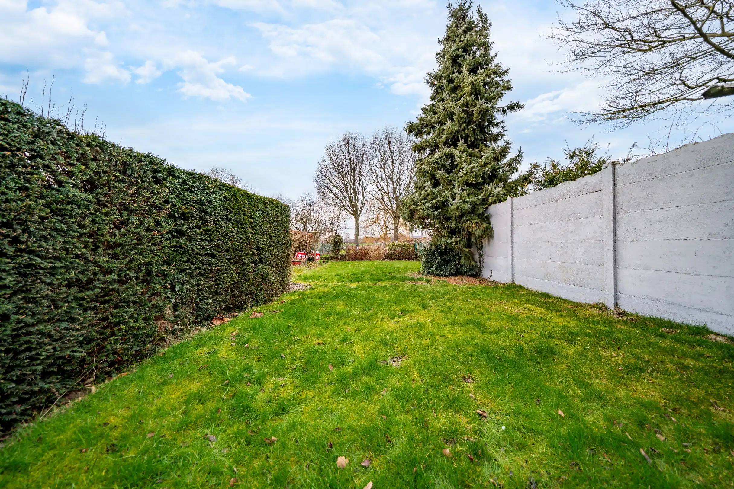 Halfopen bebouwing met 3 slaapkamers, tuin en garage. foto 3