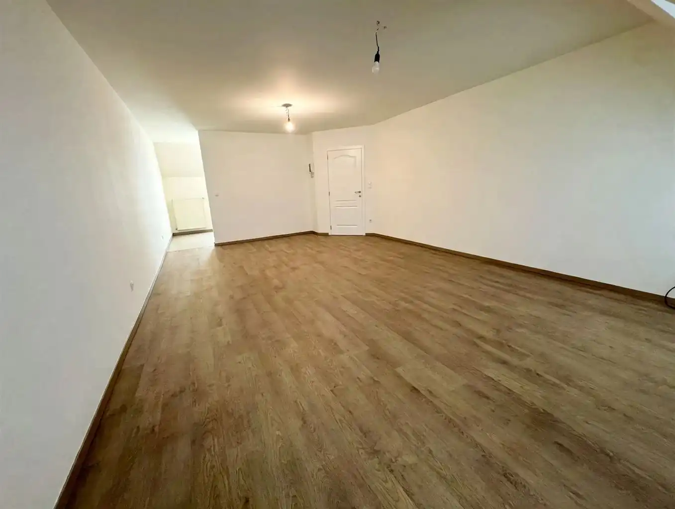 Charmant  2-slaapkamer appartement met 2 terrasjes en afgesloten garagebox, gelegen nabij het centrum van Maaseik.  foto 3