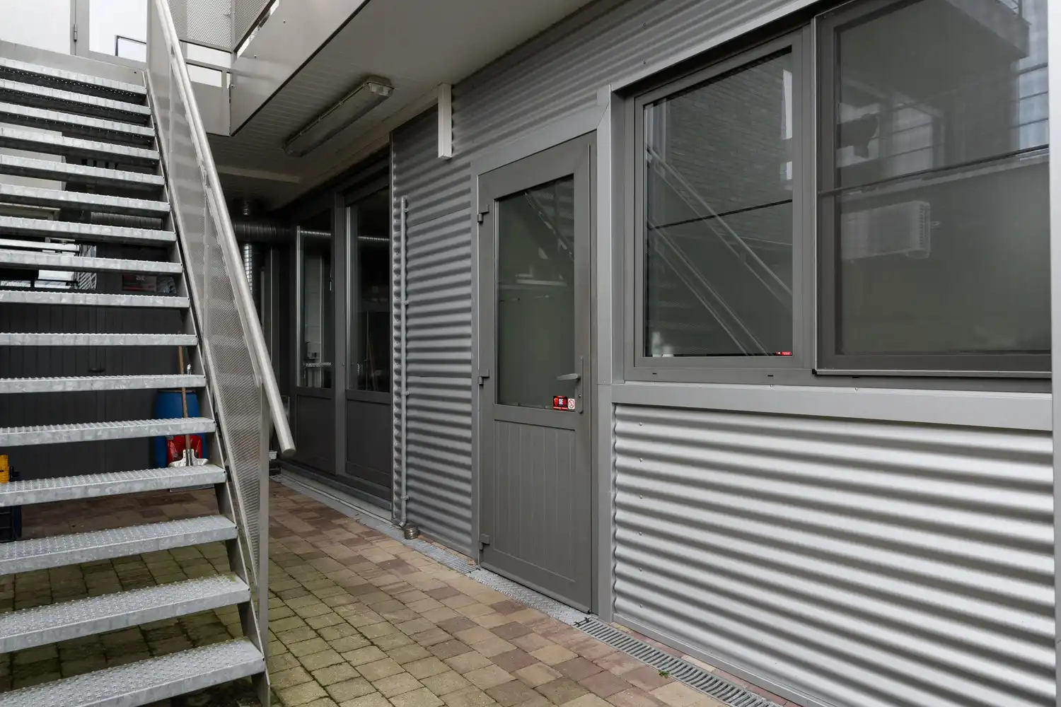 Bekende frituur met super mooi duplex appartement en zwembad te Achel foto 17