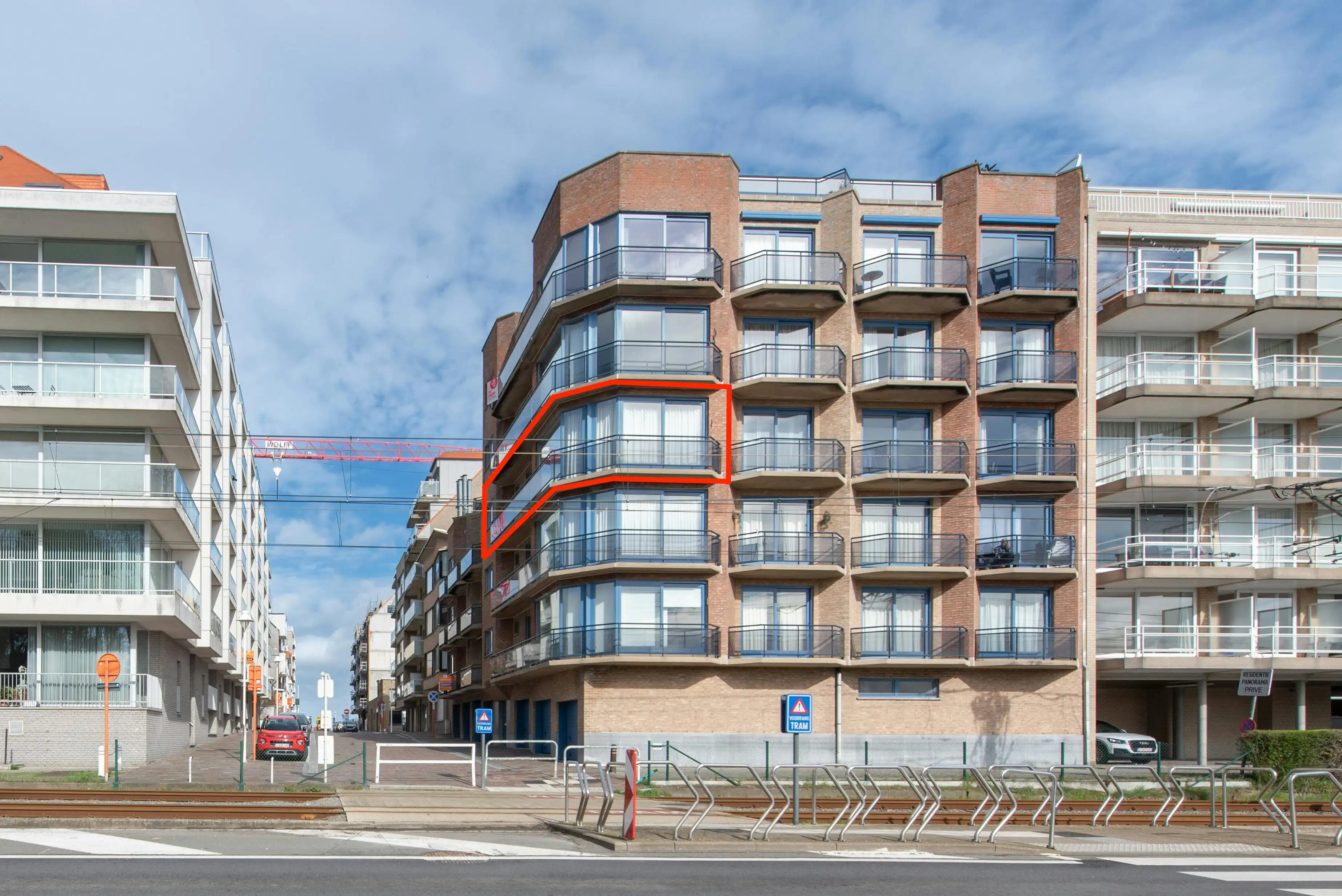 Lichtrijk hoekappartement met één slaapkamer en open zicht. foto {{pictureIndex}}