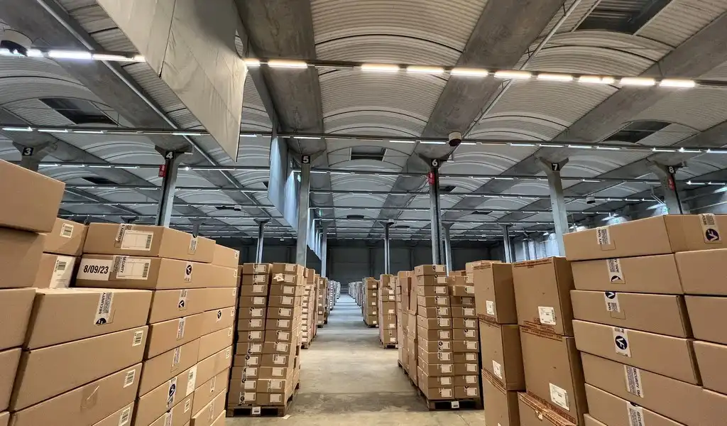 Logistieke loodsen met laadkades vlakbij R42 in Sint-Niklaas foto 6