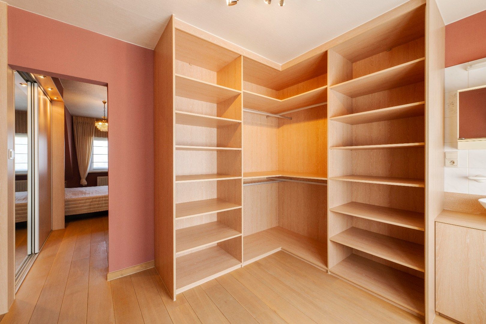 ZEER RUIME BEL ETAGE WONING MET GARAGE EN LOODS (100 m²) foto 16