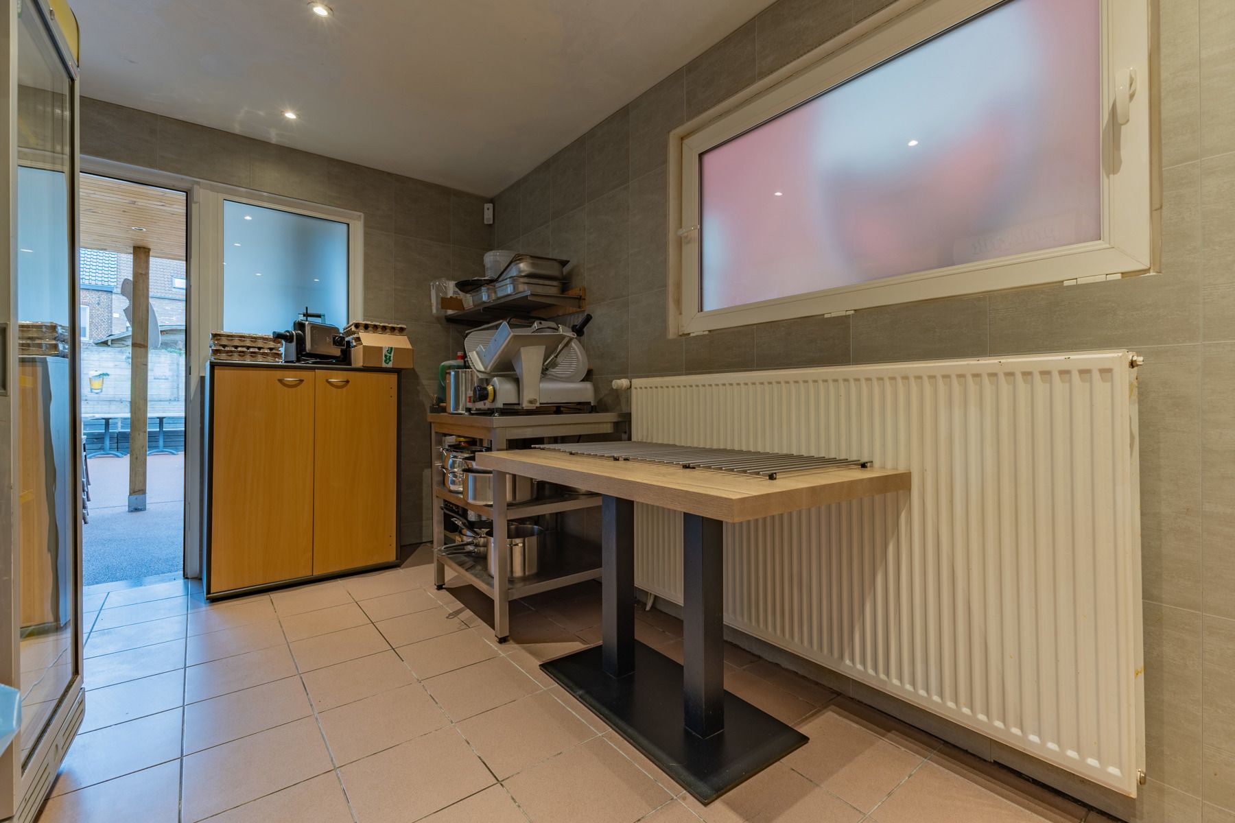 Gunstig gelegen handelswoning met ruim terras foto 8