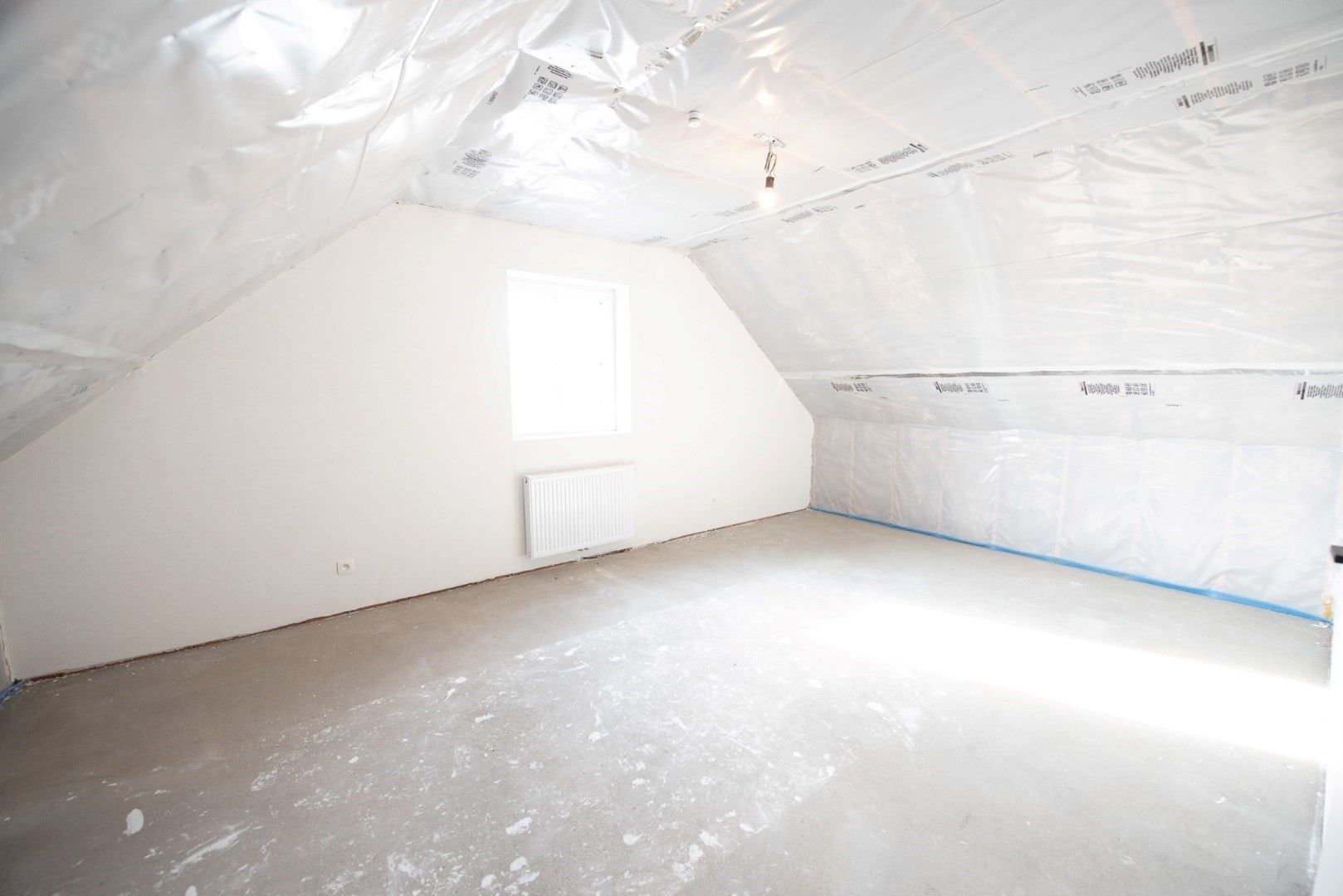 Energiezuinige halfopen woning met 3 ruime slaapkamers TE KOOP in doodlopende straat te Desselgem. foto 11
