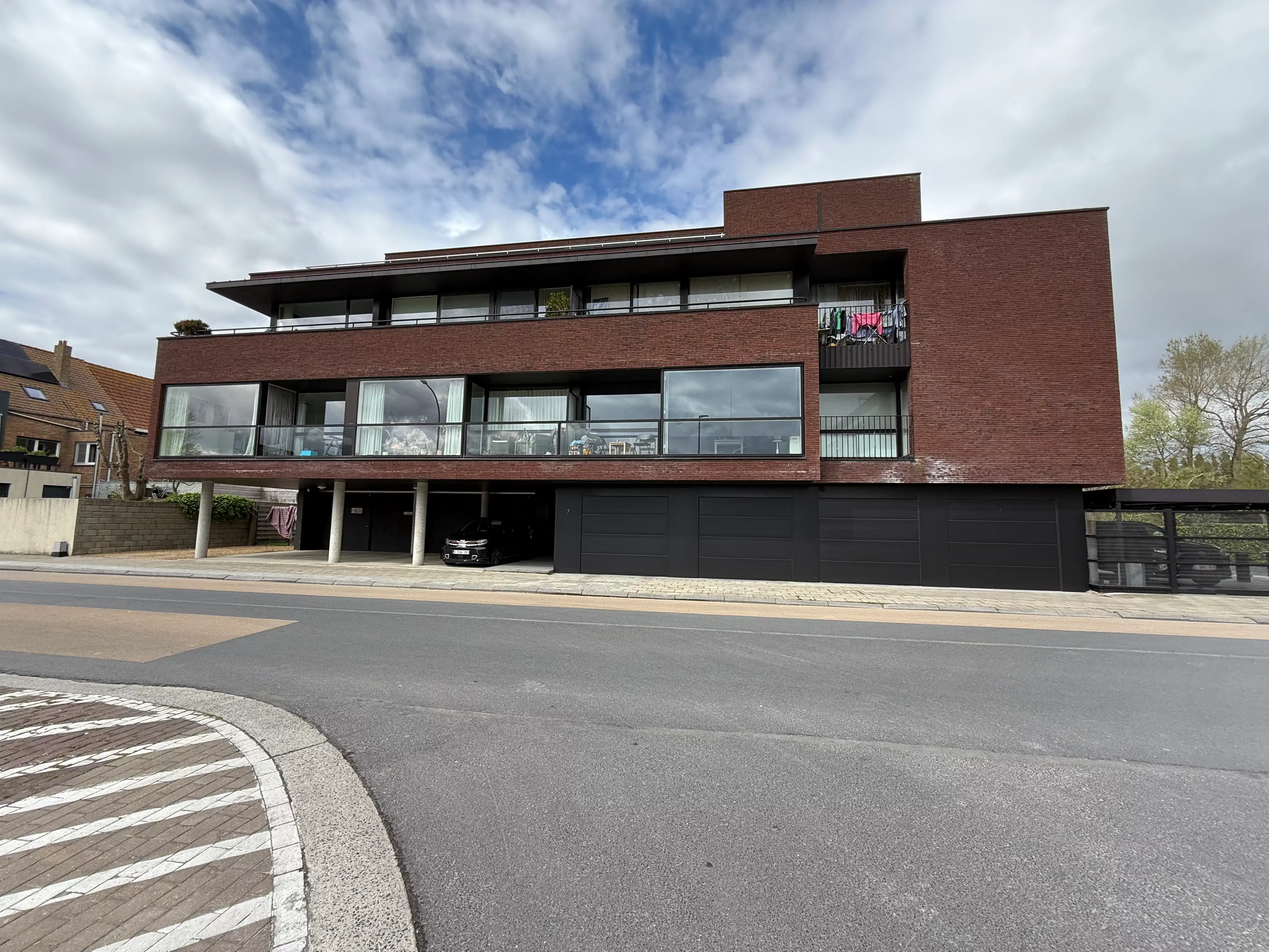 Overdekte staanplaats met berging foto 4